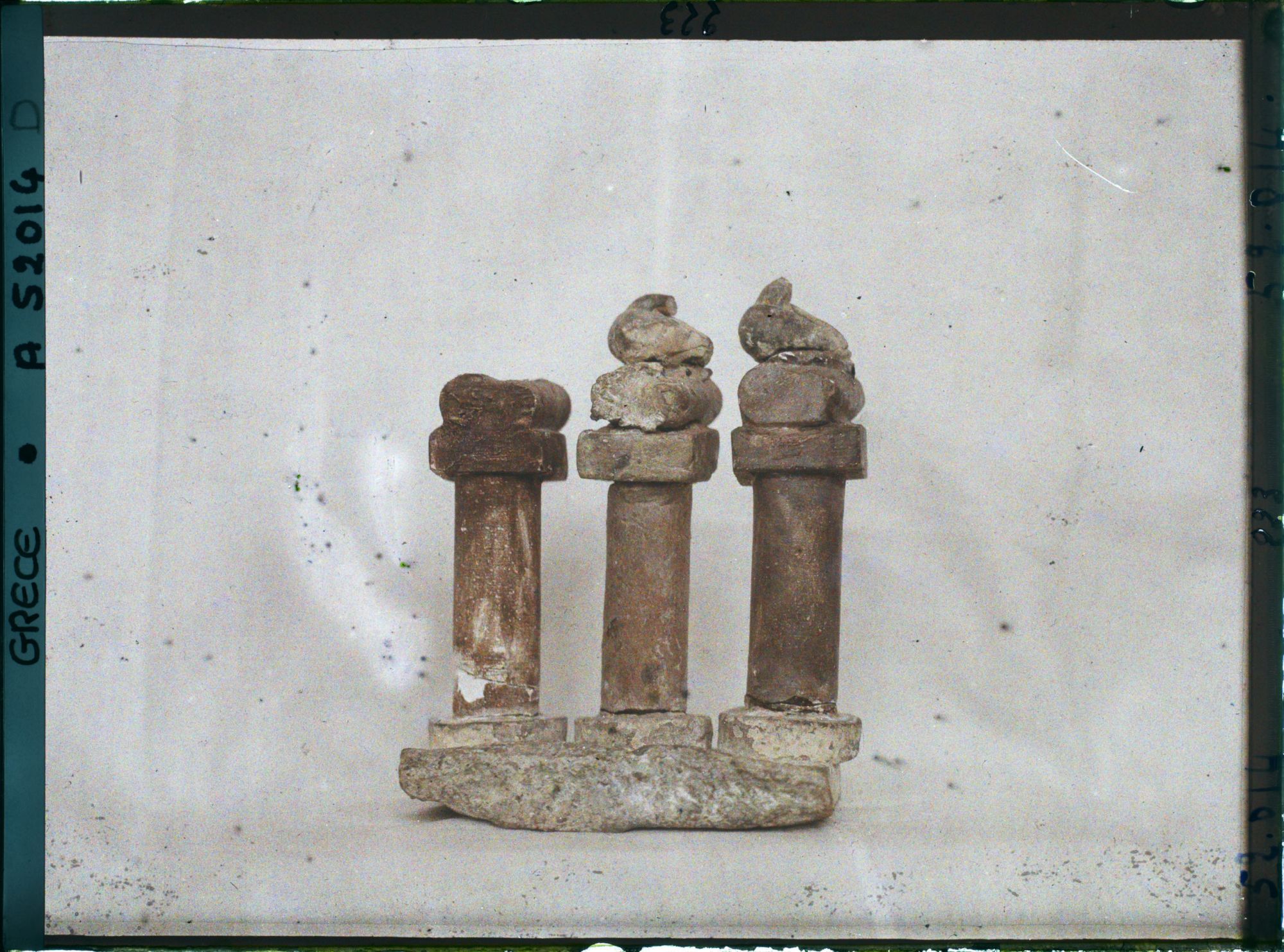 Image représentant Musée archéologique - Colonettes votives surmontées de colombes sacrées provenant d'une chapelle de Cnossos