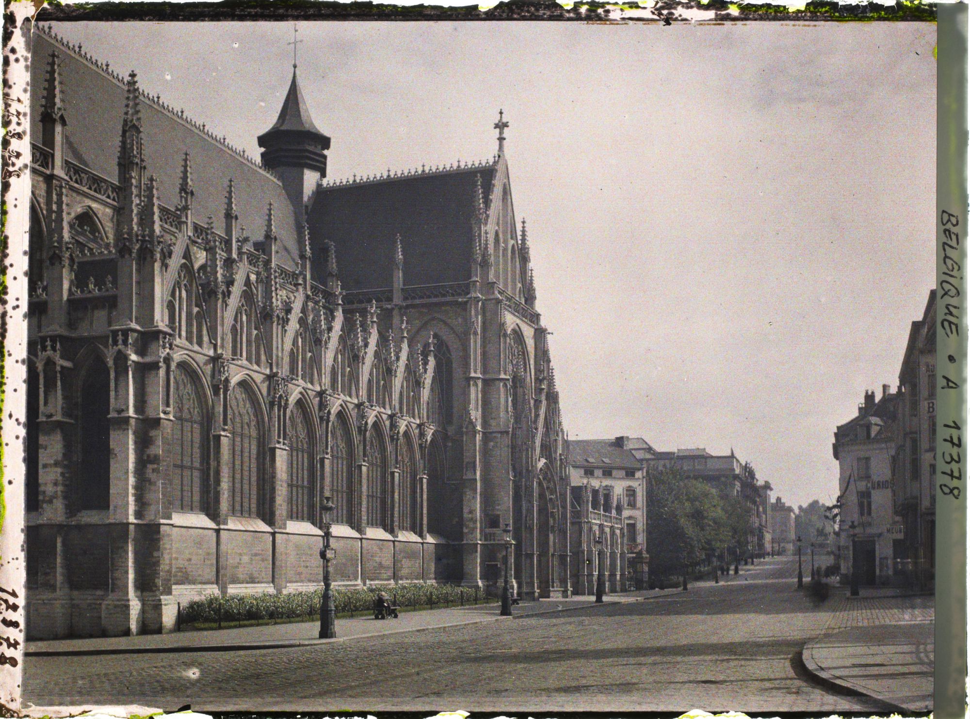 Image représentant Belgique, Bruxelles, La rue de la Régence et l'Eglise N.D. du Sablon
