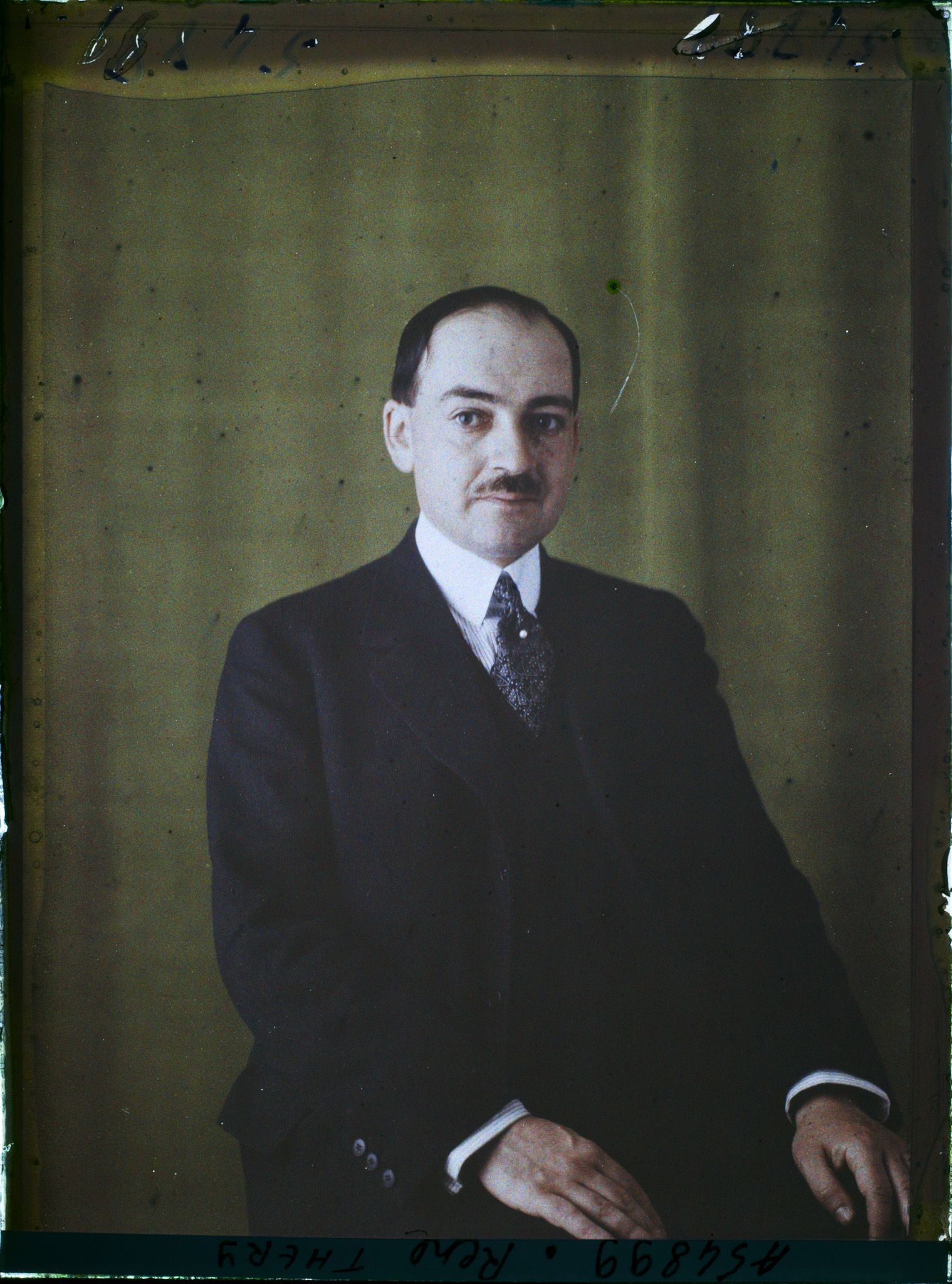 Image représentant Monsieur  https://musee-albert-kahn.s-museum.fr/home/NWQ2OTAwYzNmYjZlZTk1ZWQwODJmMjY4L2dlbmVyaWMtbm90aWNlLXRhYi9hdXRob3JpdHkvNjE3YTc5ZjVjZjhiODk2OGIzMzM3ZDIx/5d6900c3fb6ee95ed082f268/generic-notice-tab/authority/617a79ebcf8b8968b33378ac René Théry