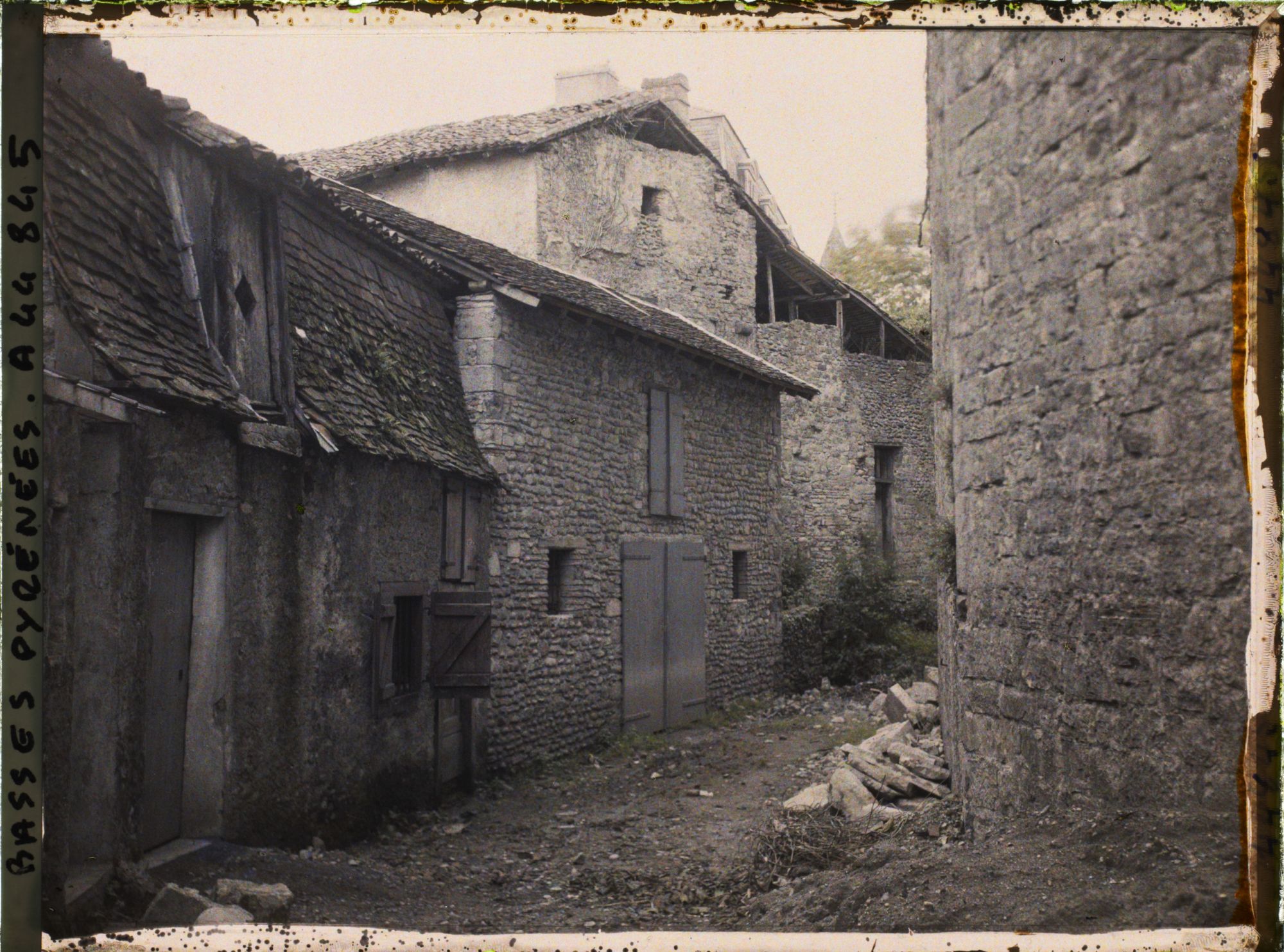 Image représentant France, Sauveterre de Béarn, Types d'anciennes Maisons