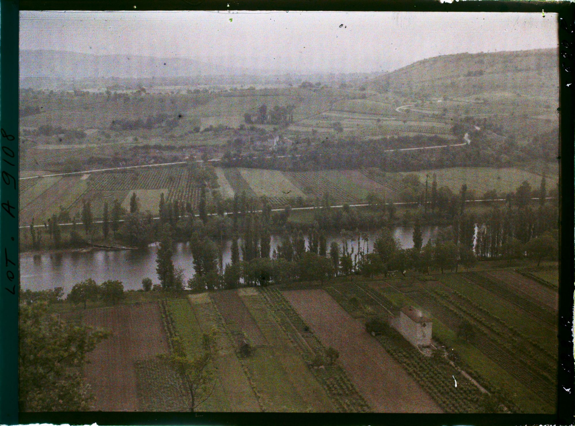 Image représentant France, Luzech, Le développement du méandre vers le sud est dans le direction de St Vincent rive d'Olt