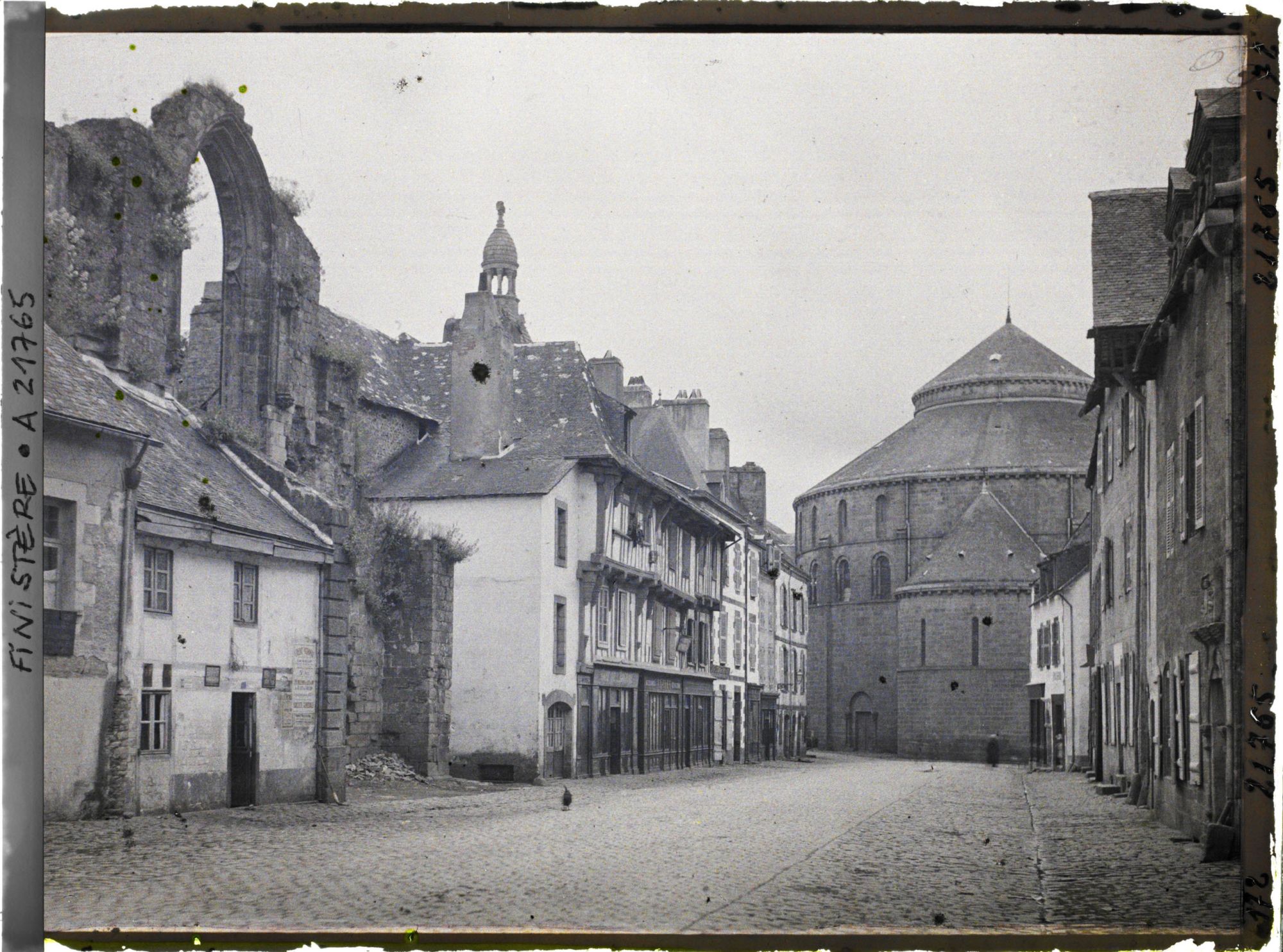 Image représentant La rue Brémond-d'Ars avec à gauche les ruines de l'église Saint-Colomban et au fond l'église Sainte-Croix