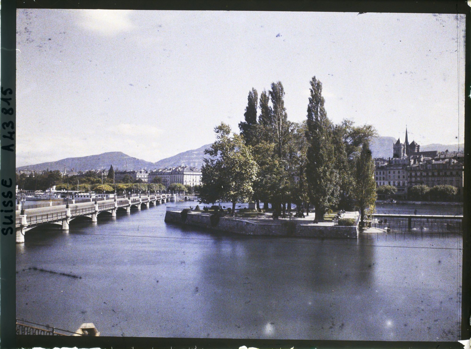 Image représentant L'île Rousseau, le Rhône et le pont des Bergues vus de l'Hôtel des Berges