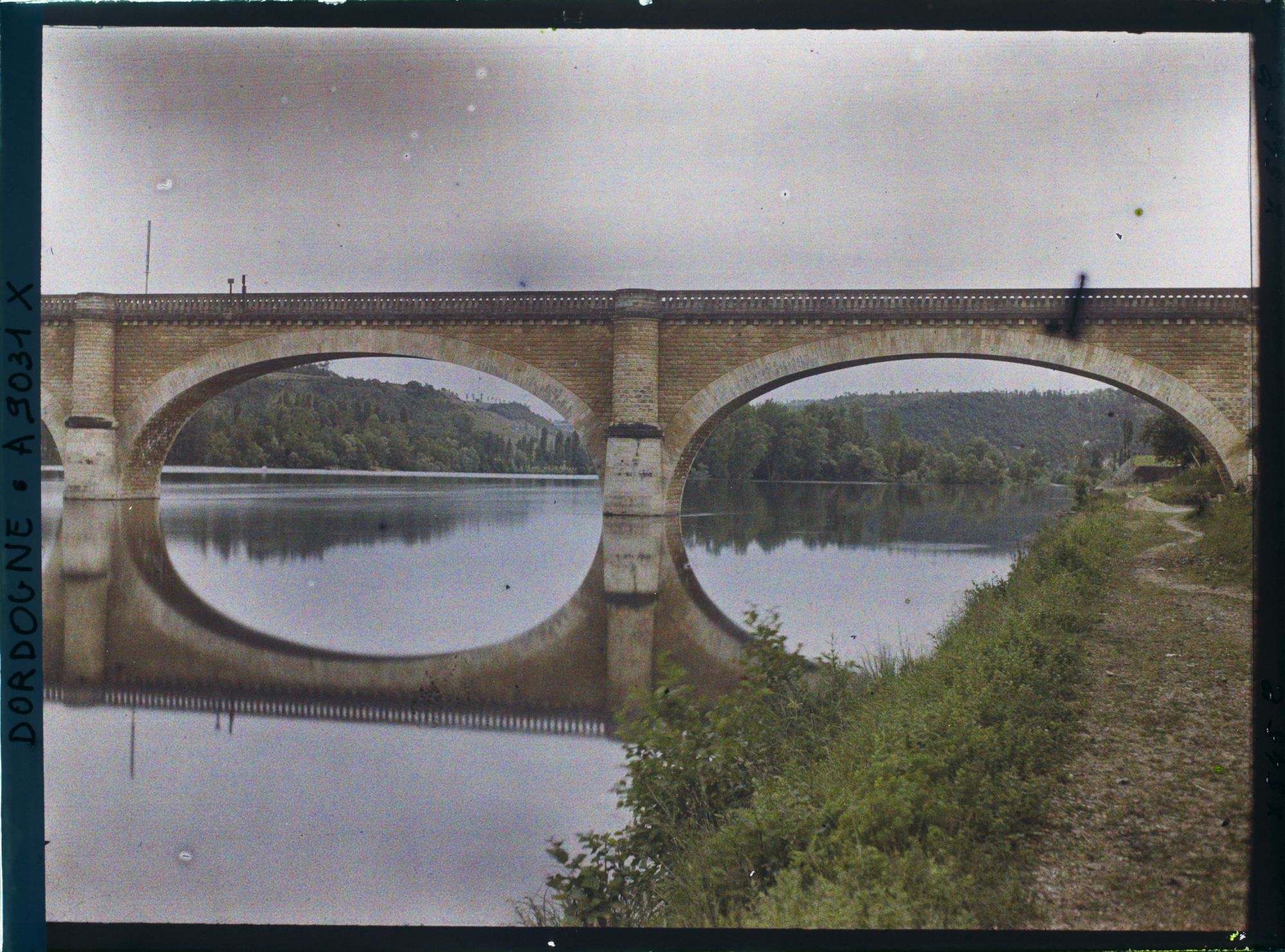 Image représentant Périgord, Mauzac, Le pont et les îles boisées de la Dordogne
