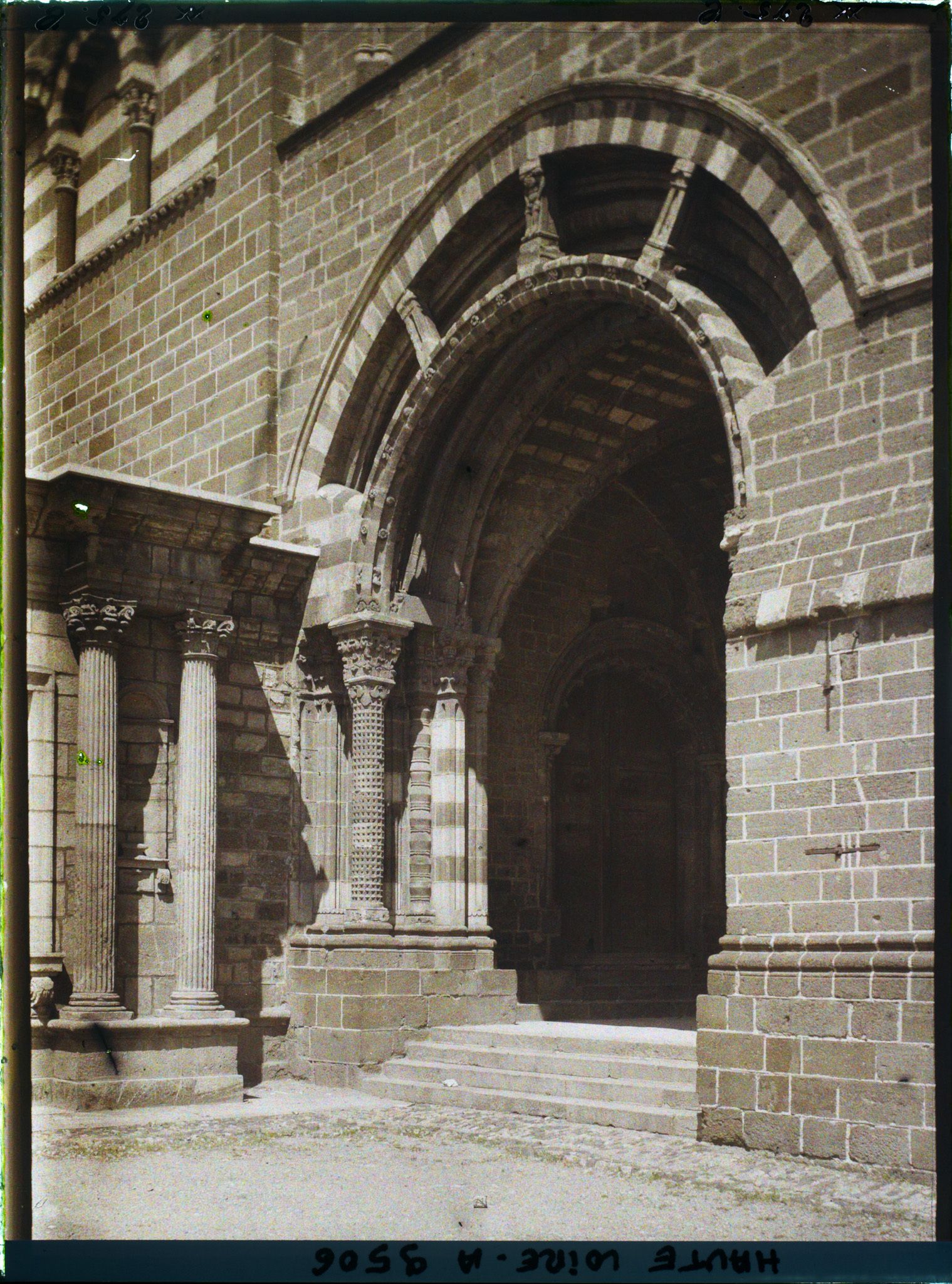 Image représentant Détail du porche du For de la cathédrale Notre-Dame-de-l'Annonciation
