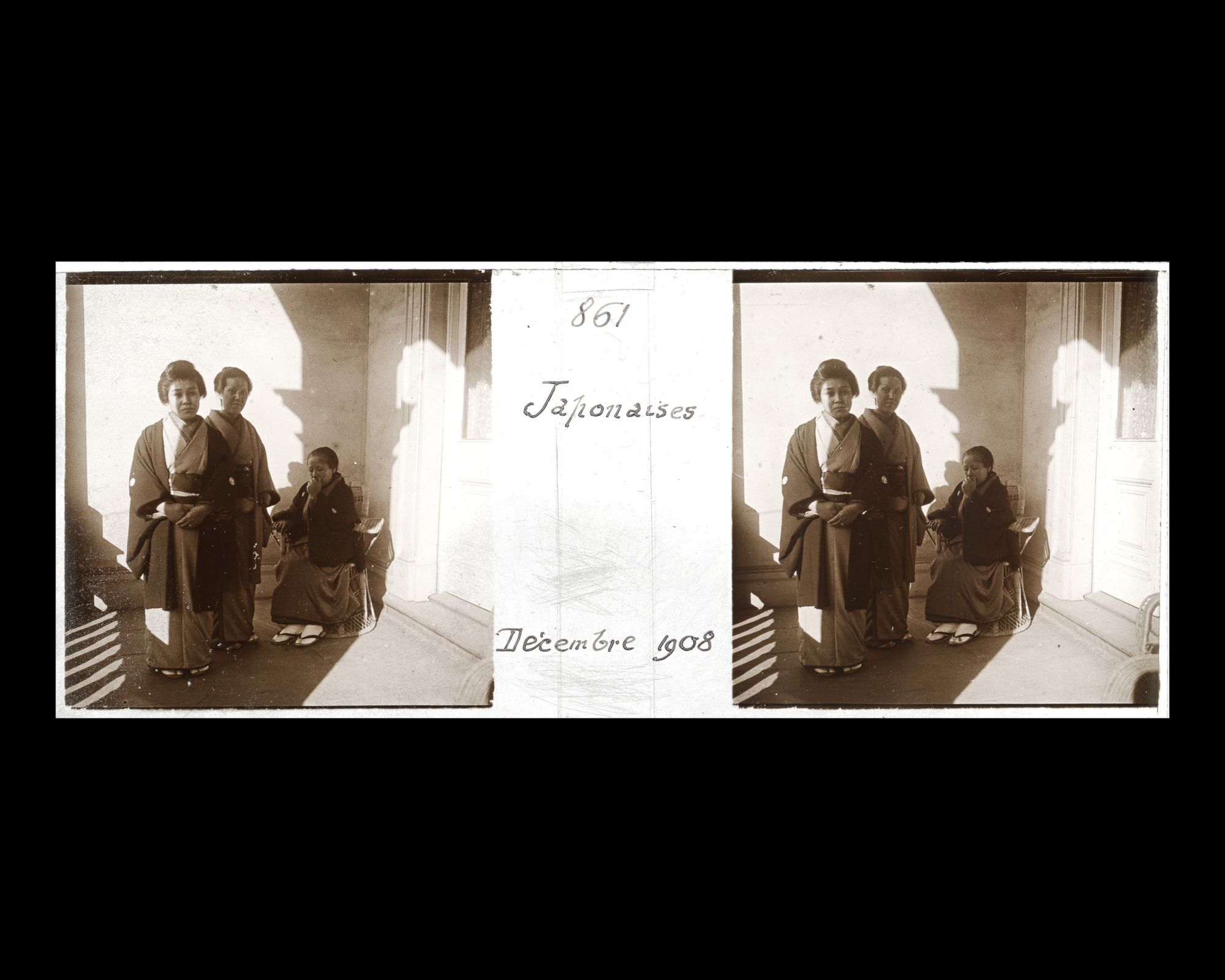 Image représentant Dames japonaises (membres de la famille Motono?)