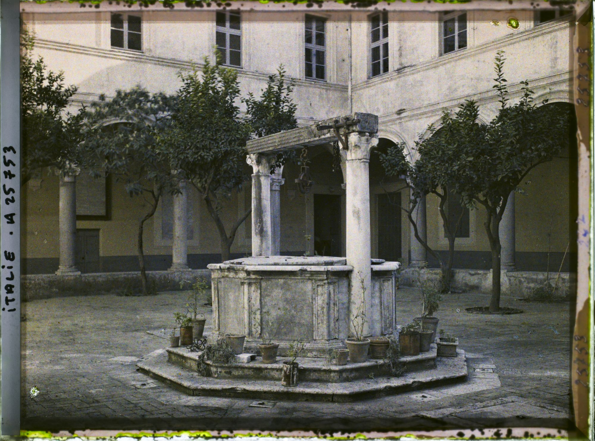 Image représentant Puit à l'intérieur d'un cloître
