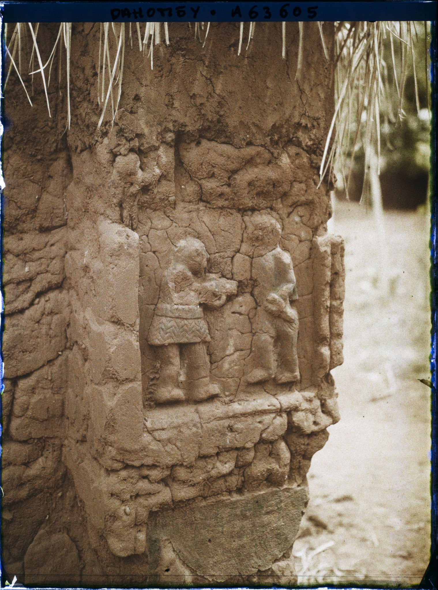 Image représentant Bas-relief d'une résidence du quartier de Gbécon-Hounli, non loin du palais princier de Guézo, motif d'amazone armée tuant un guerrier ennemi