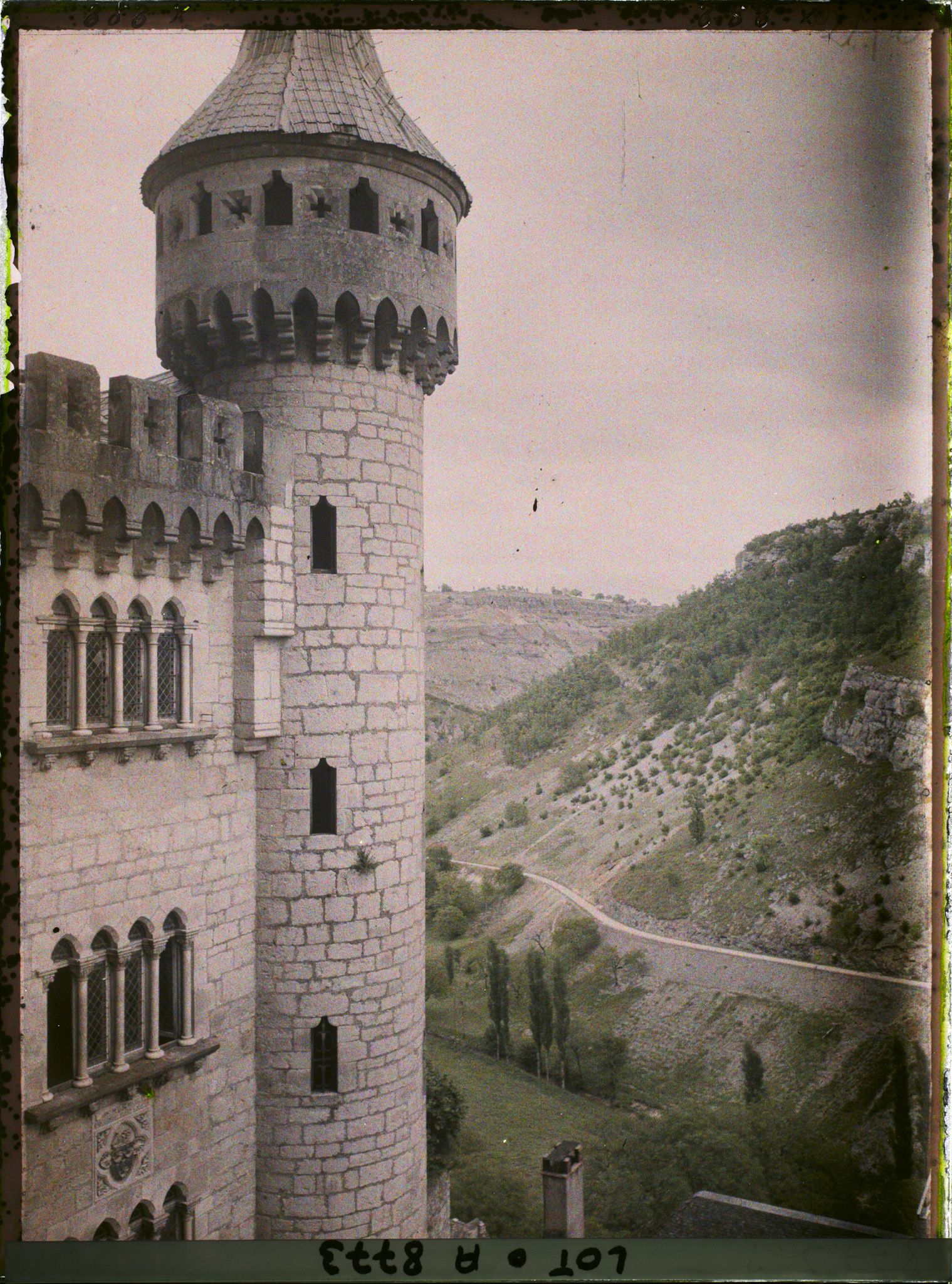Image représentant France, Roc-Amadour, La tour de Palais de l'Evêque avec paysage du versant de la rive g. de l'Alzou
