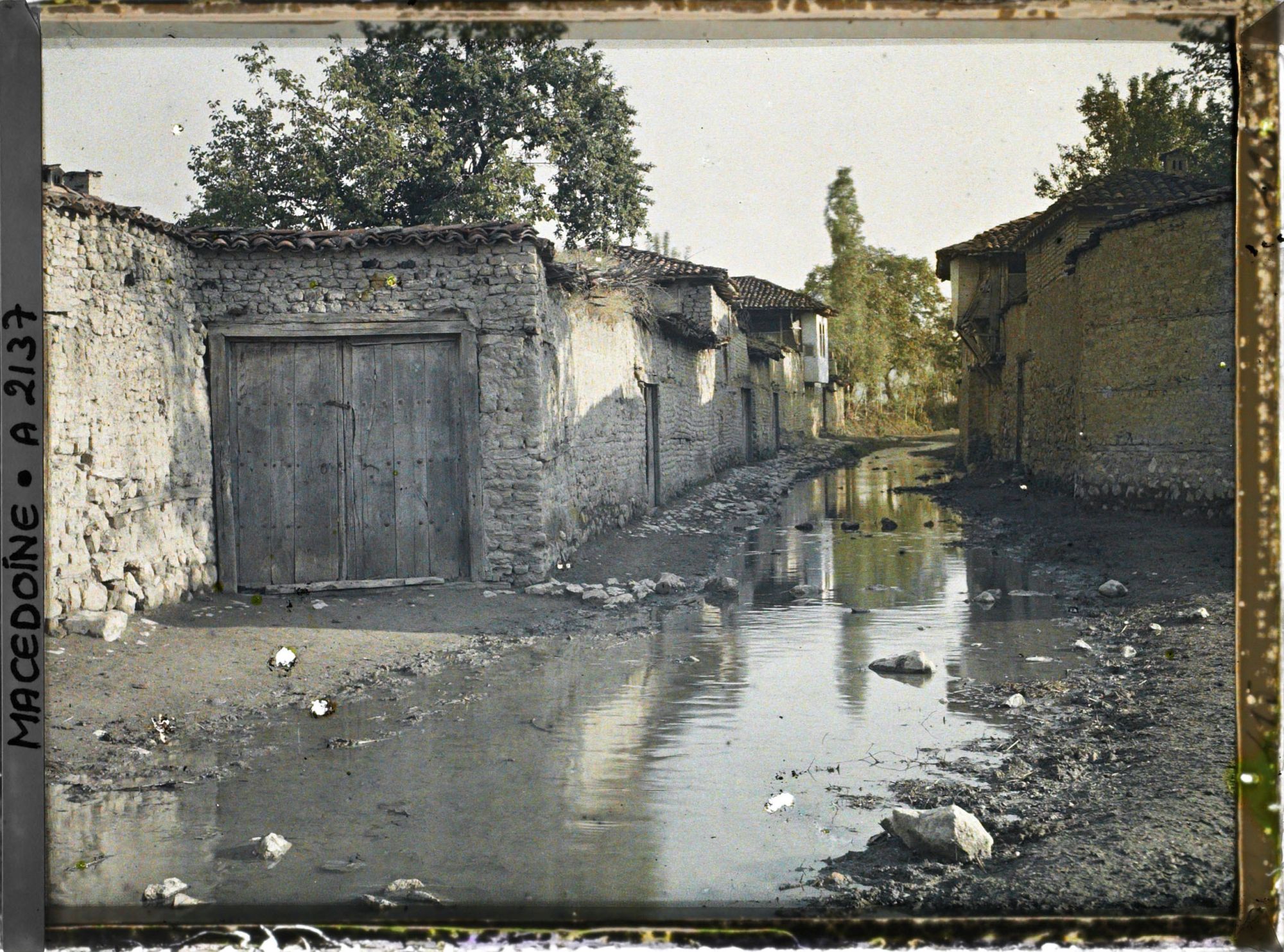 Image représentant Une rue de la banlieue d'Ohrid couverte d'eau