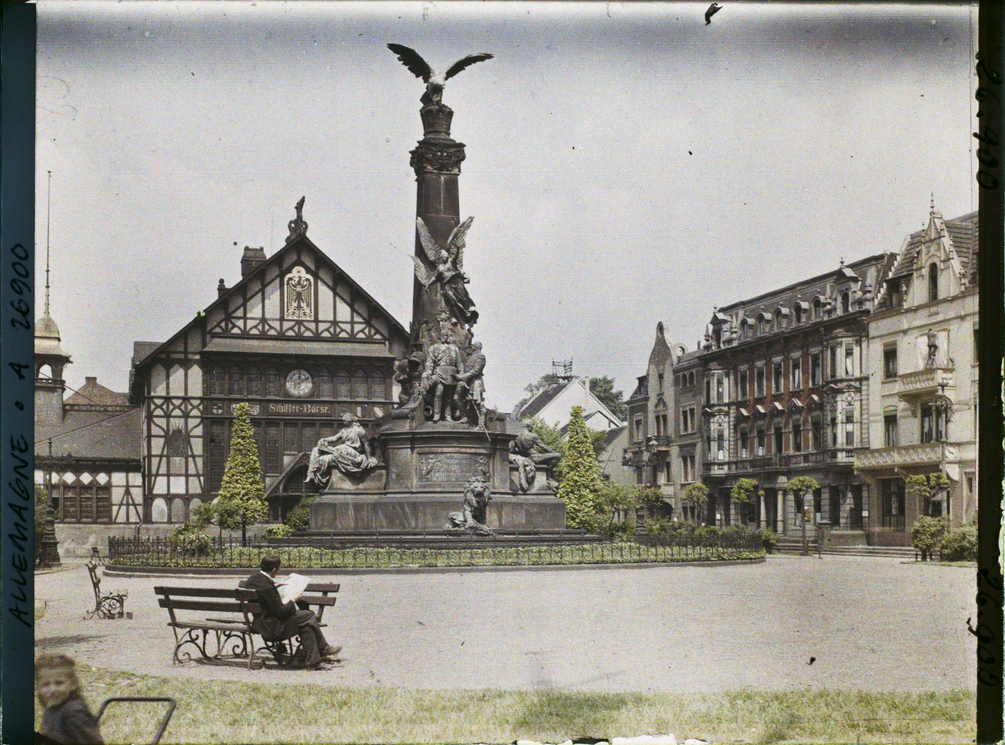 Image représentant Allemagne, Ruhrort, Occupation Française La Shiffer Place et le monument à Guillaume 1er et a Bismarck