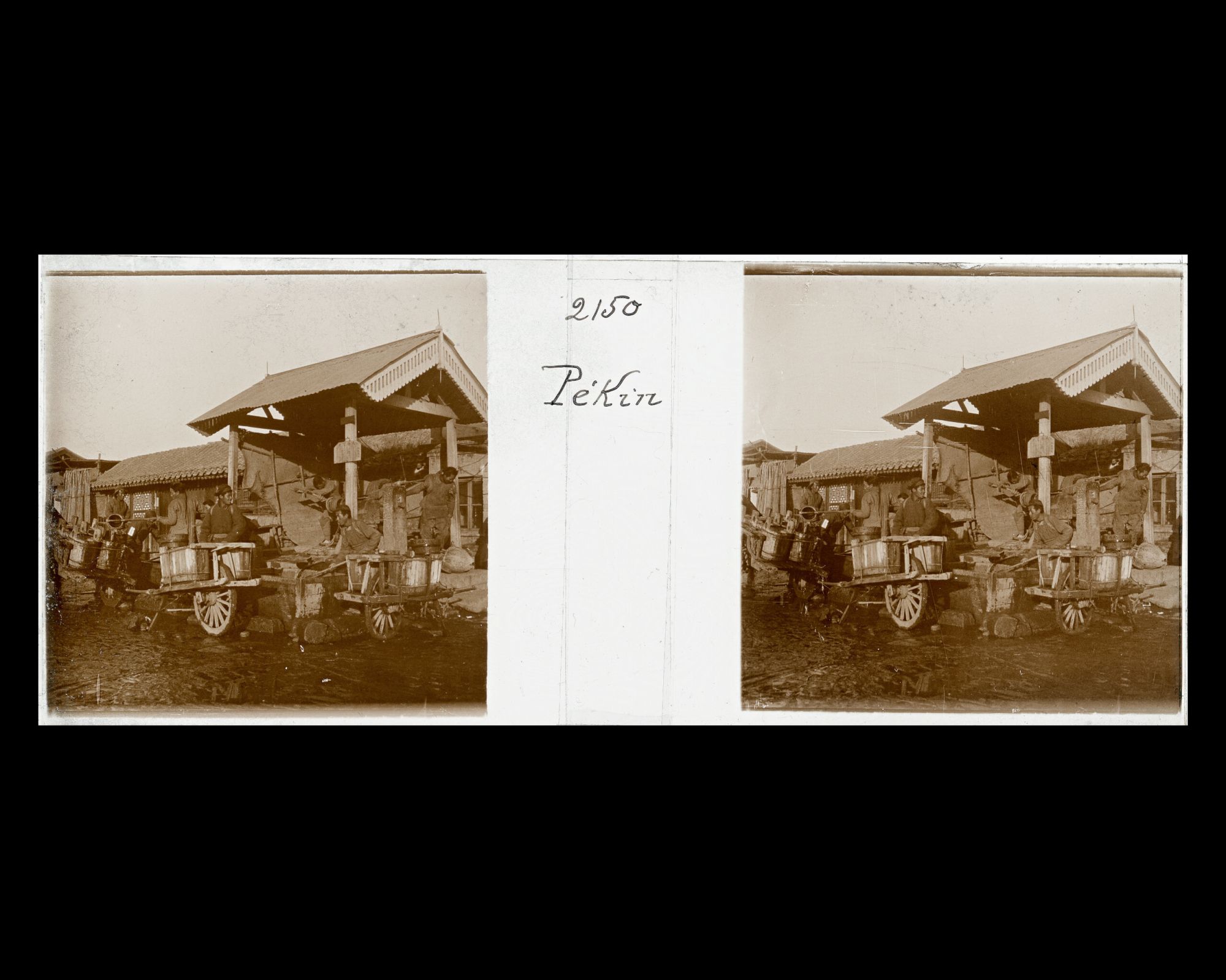 Image représentant Probablement Yongdingmen dajie ("avenue de la Porte de l'Éternelle Stabilité"). Des porteurs d'eau s'approvisionnent au puits d'État de Tianqiao ("pont du Ciel")