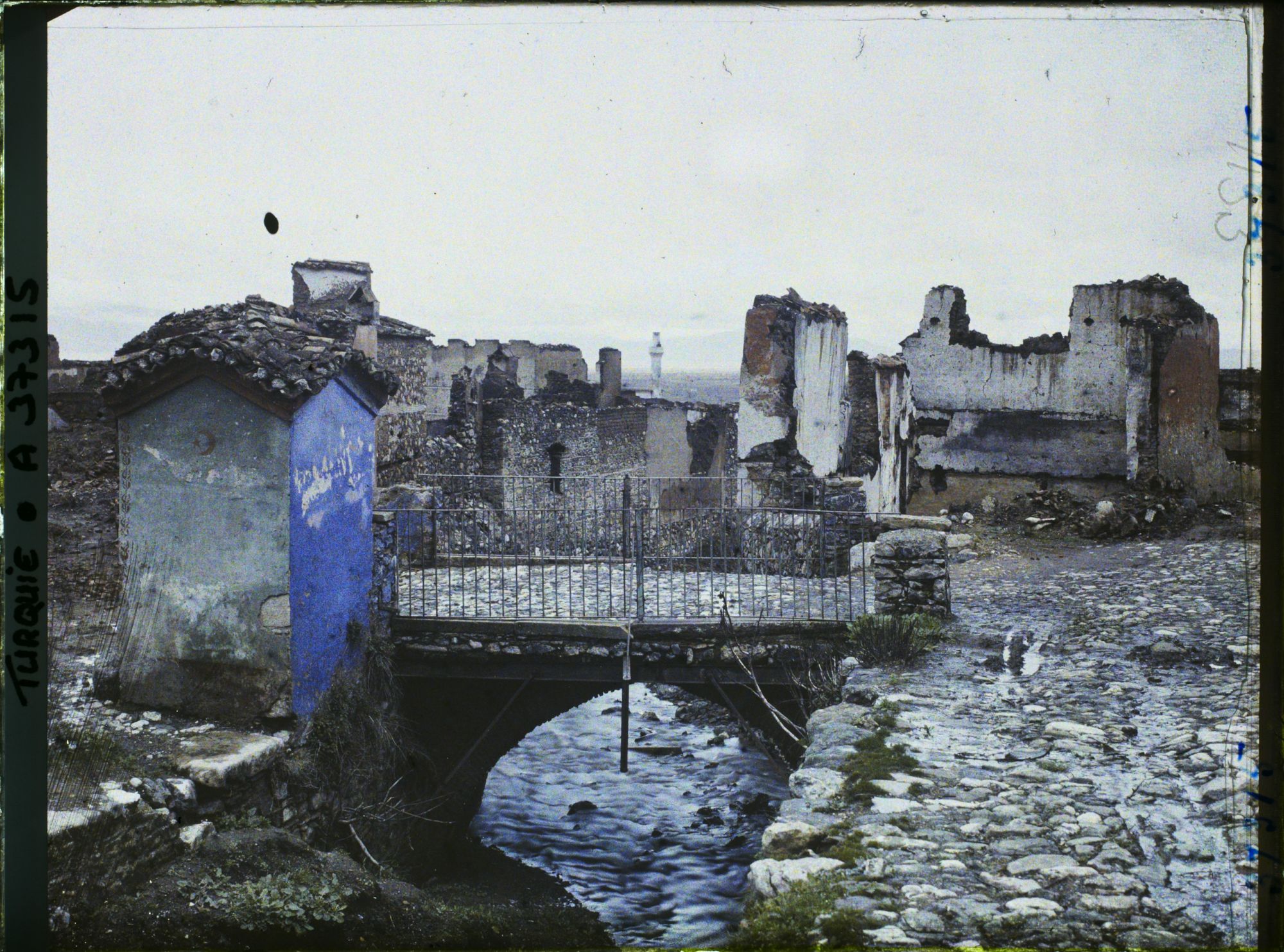 Image représentant Turquie, Magnesie, Ruines le long de la rivière  autre aspect