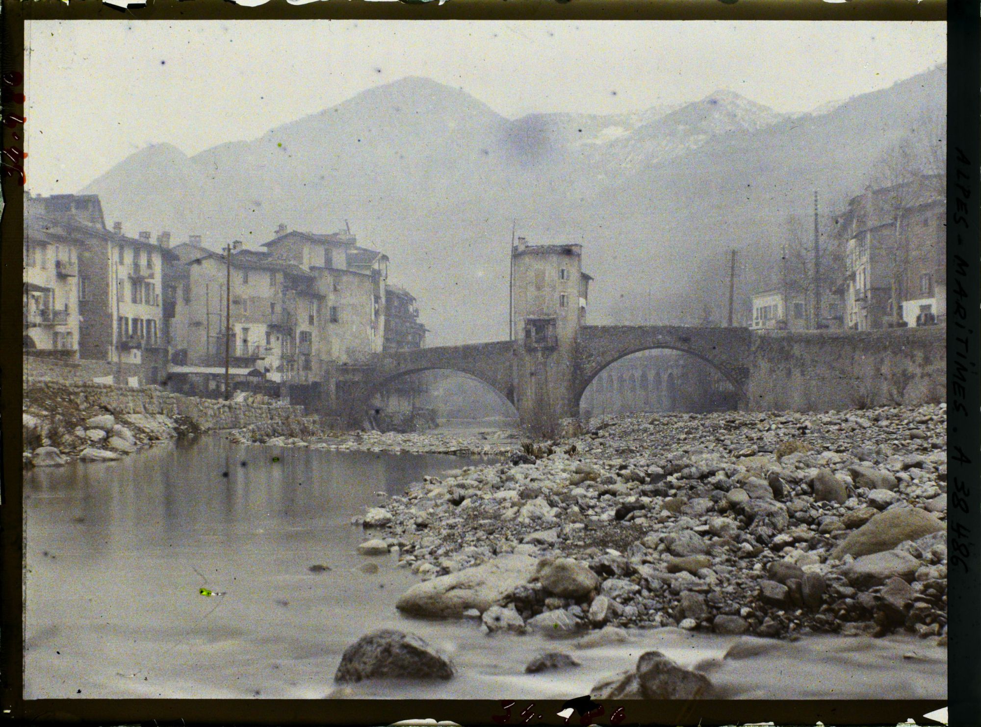 Image représentant Le pont vieux à péage, pont fortifié enjambant la Bévéra