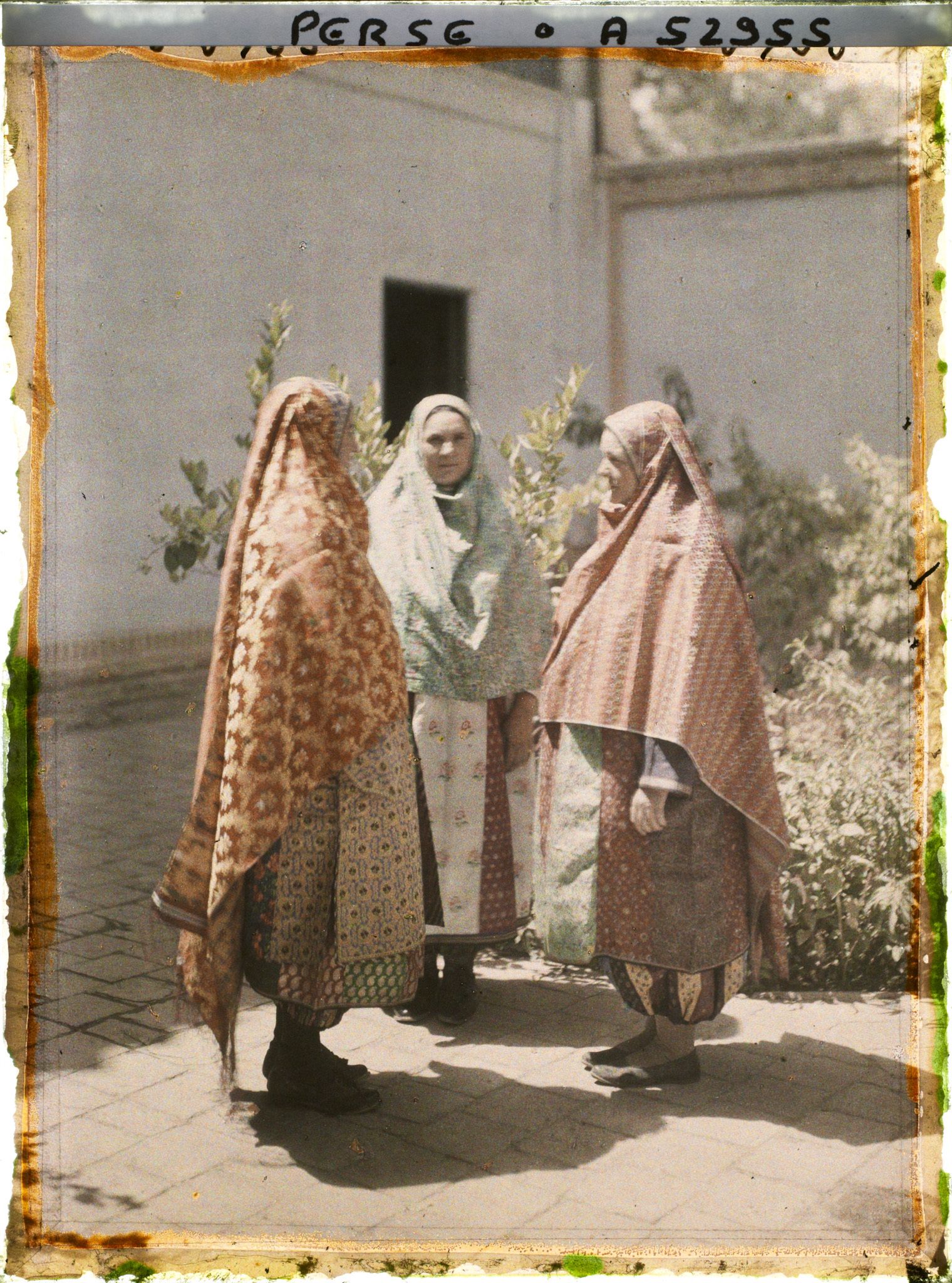 Image représentant Femmes guèbres en costume (traditionnels de profil, moderne de face)