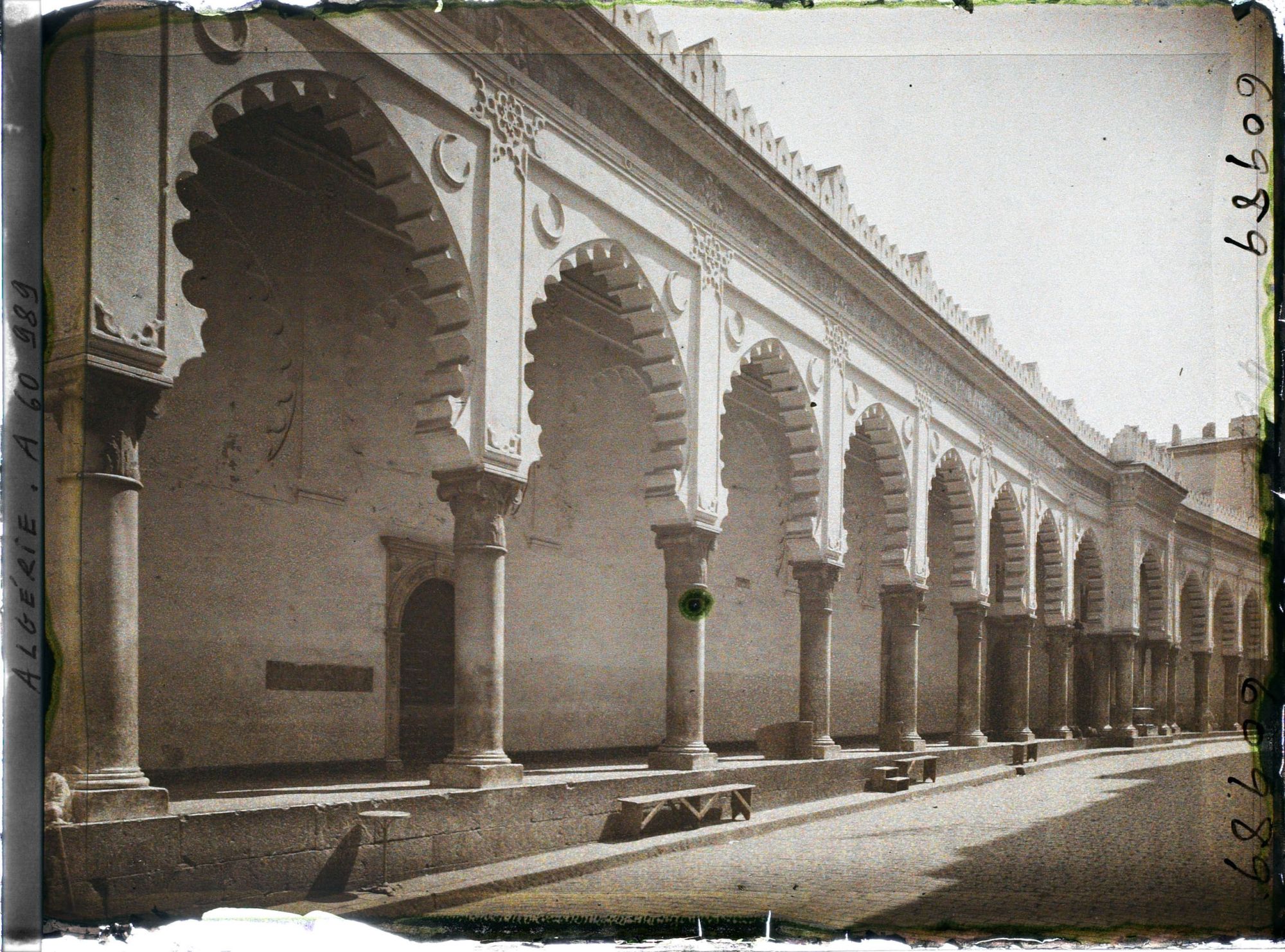 Image représentant La galerie à arcades de la façade de la Grande Mosquée, rue de la Marine