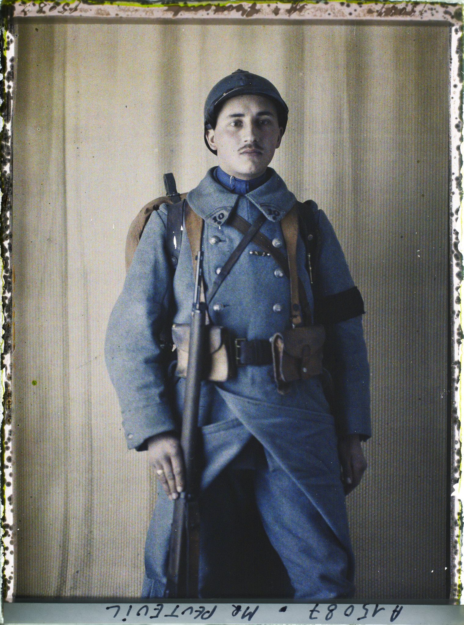 Image représentant Le soldat  https://musee-albert-kahn.s-museum.fr/home/NWQ2OTAwYzNmYjZlZTk1ZWQwODJmMjY4L2dlbmVyaWMtbm90aWNlLXRhYi9hdXRob3JpdHkvNjE3YTc5ZjVjZjhiODk2OGIzMzM3ZDIx/5d6900c3fb6ee95ed082f268/generic-notice-tab/authority/617a79ebcf8b8968b3337584 Peuteuil
