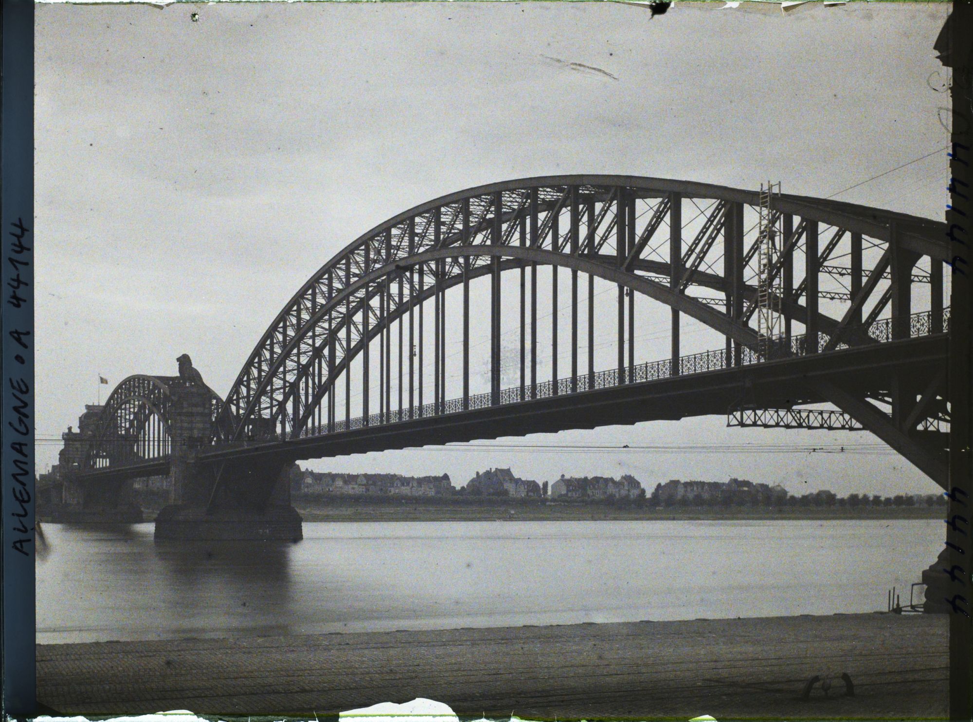 Image représentant Allemagne, Düsseldorf, Un Ensemble du Gd Pont