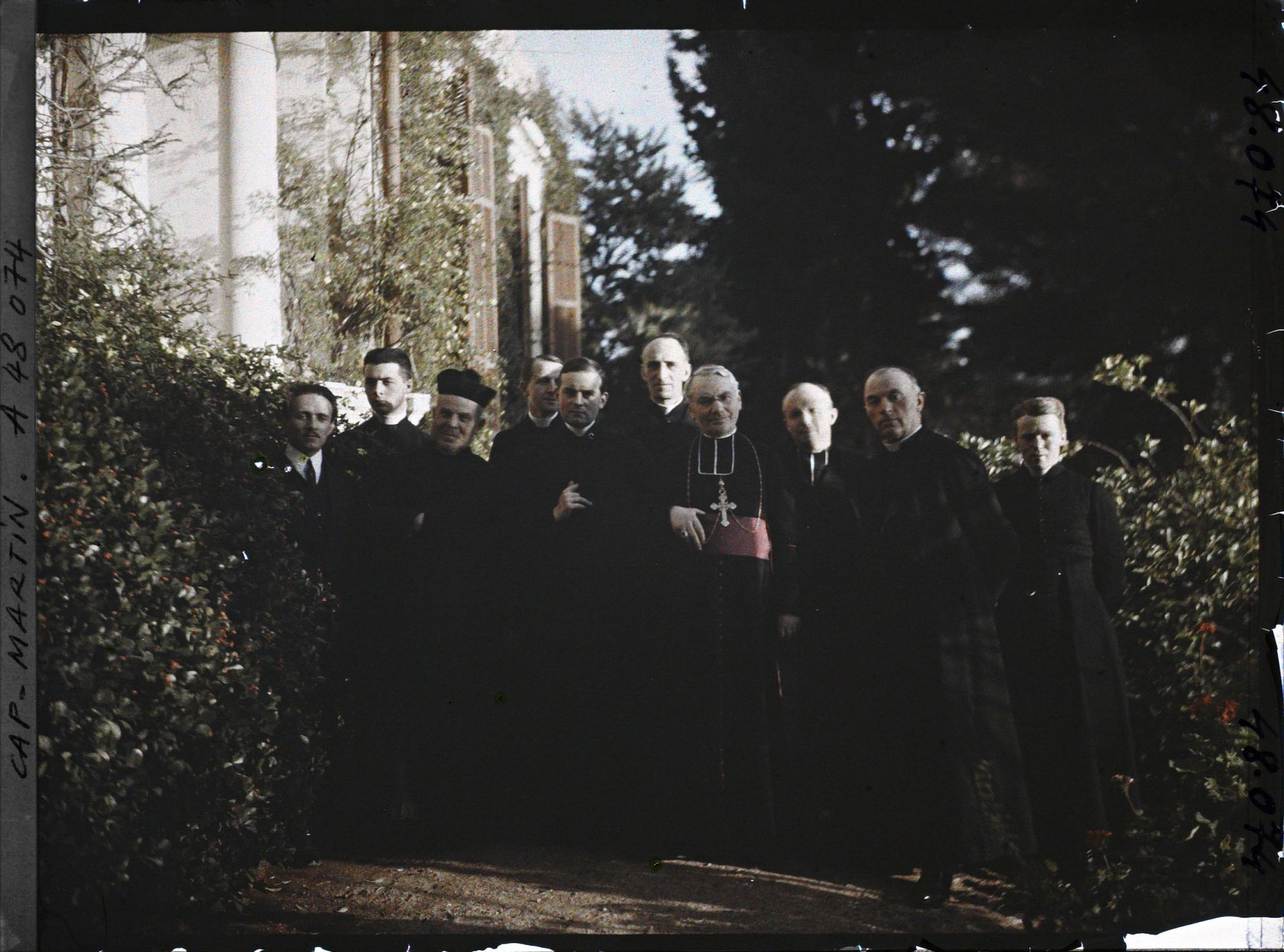 Image représentant Monseigneur Ricard, évêque de Nice, entouré de membres de l'Institut catholique