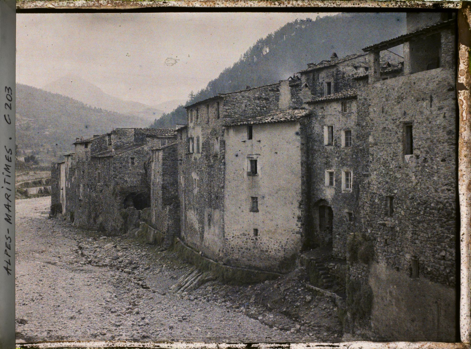 Image représentant Les maisons au bord du lit asséché du Paillon