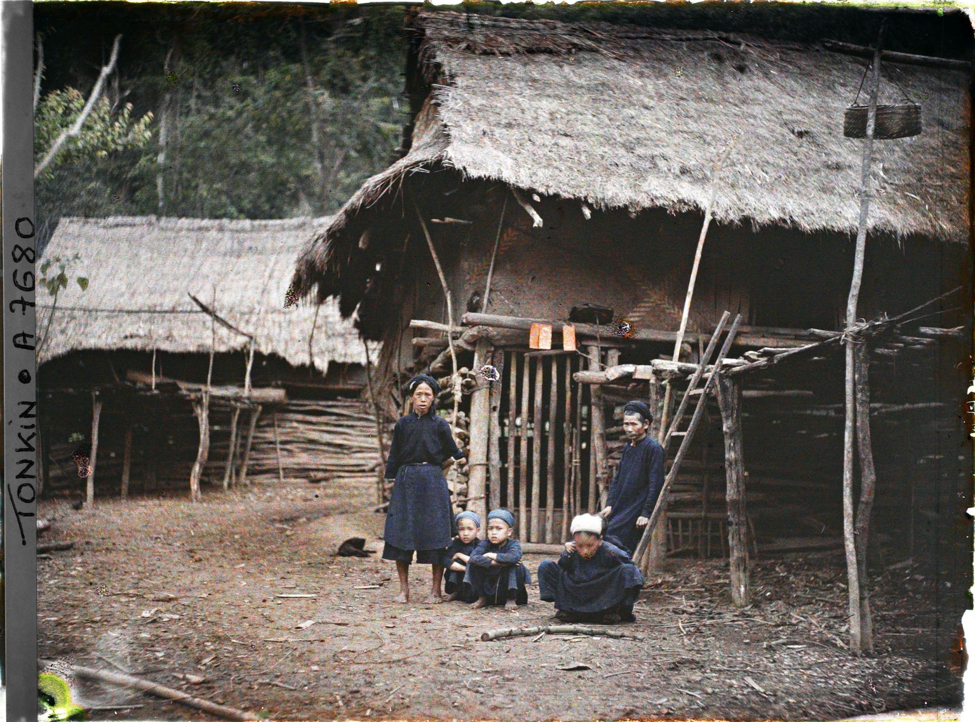 Image représentant Des villageois thaï (thô) devant leur habitation dans le massif de Bac-so'n (ou massif de Cai-binh)