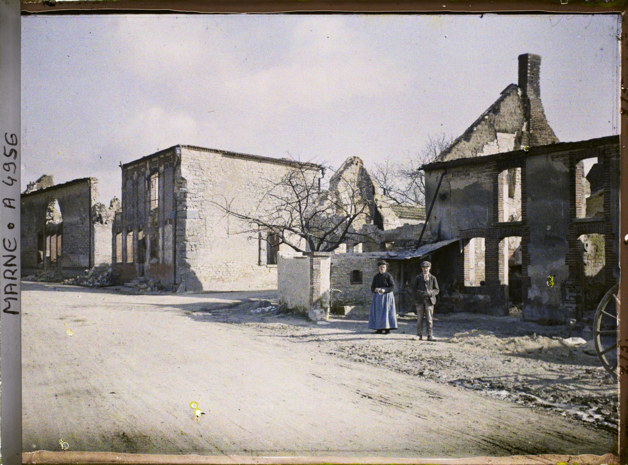 Image représentant M. et Madame Geoffroy devant leur maison détruite