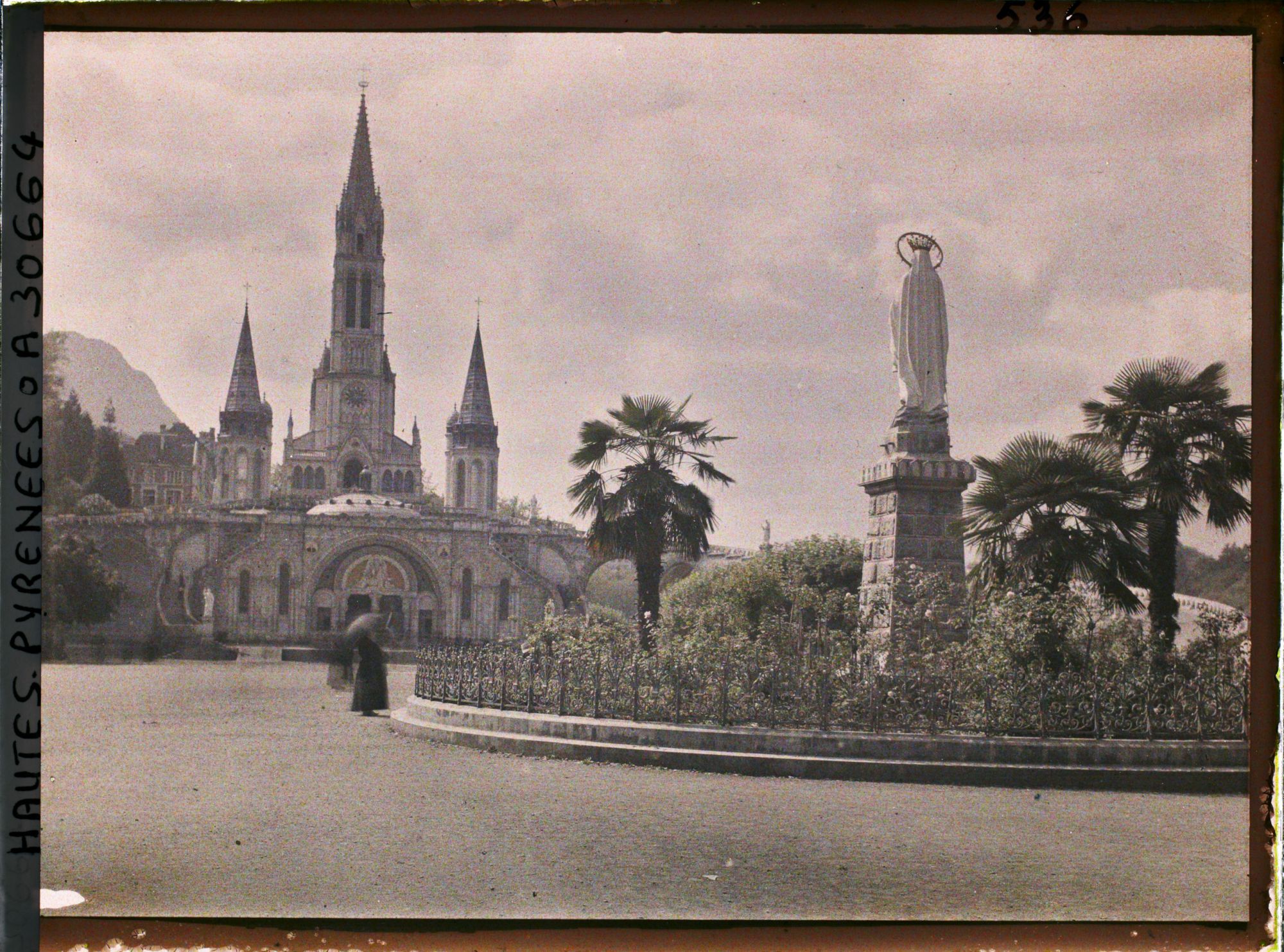 Image représentant France, Lourdes, Le Calvaire des Bretons et la Basilique