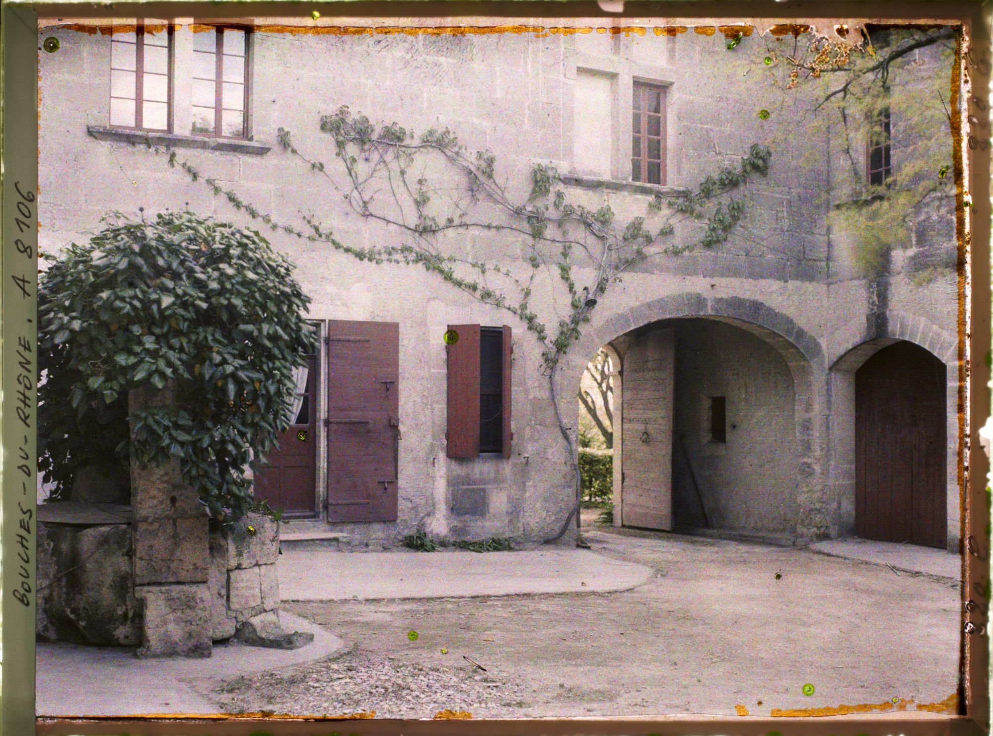 Image représentant La cour intérieur du Grand Mas