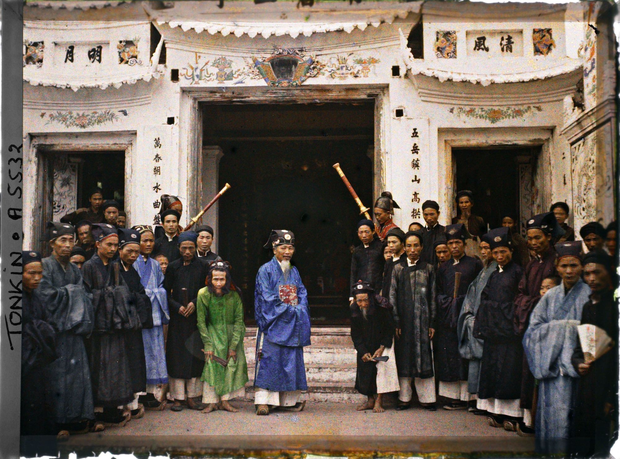 Image représentant Chef de canton et autorités villageoises réunis devant le dinh (" maison communale ")