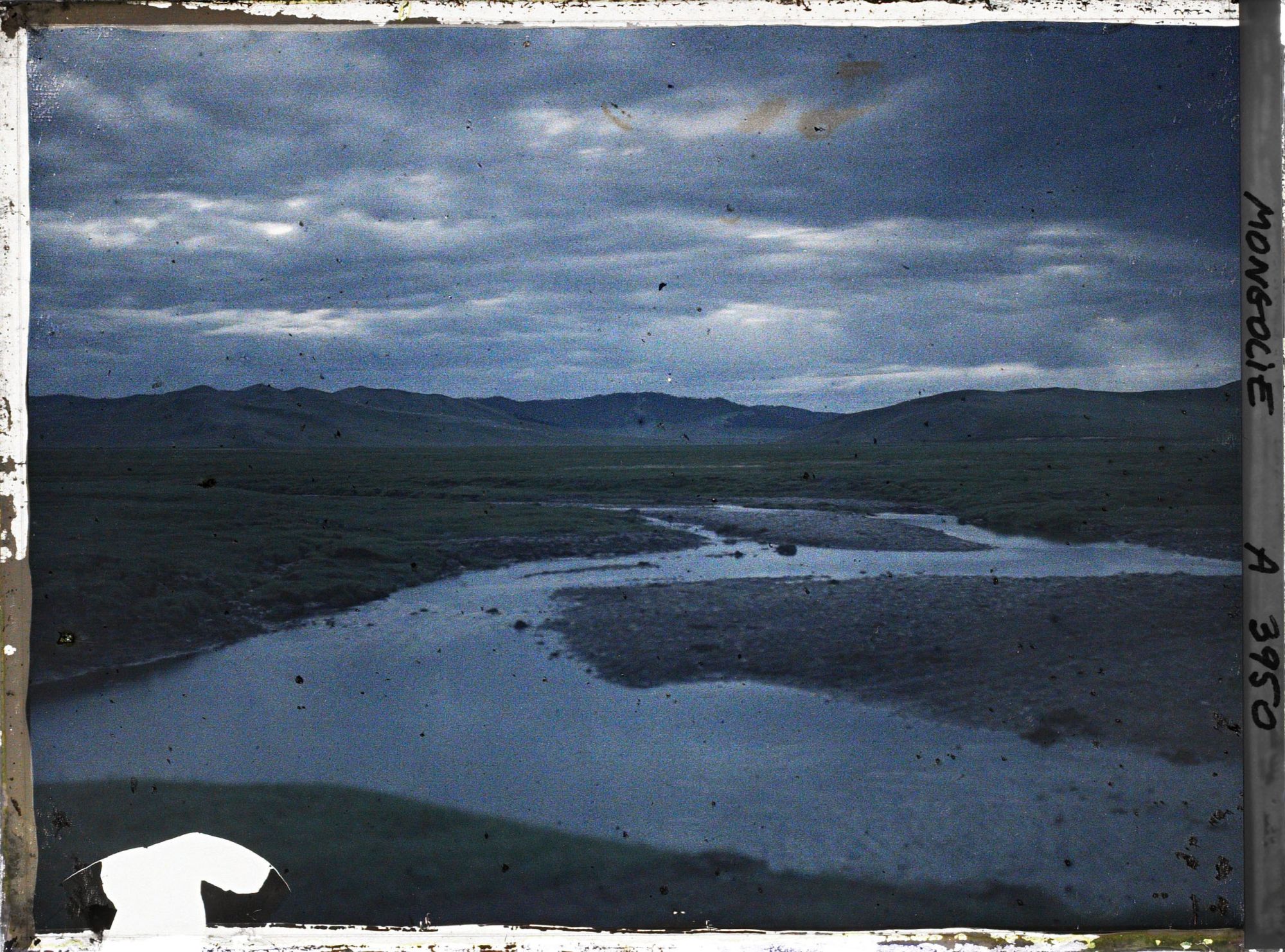 Image représentant Un cours d'eau dans la steppe