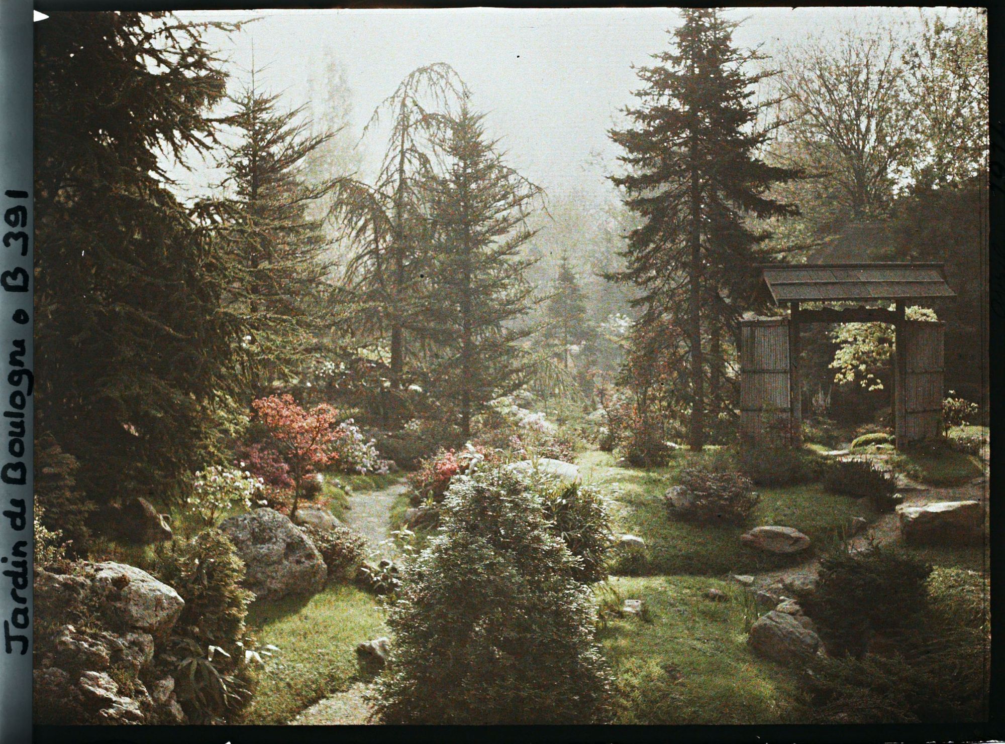 Image représentant Chemins du " sanctuaire japonais " situés à gauche de la porte menant au " village japonais "