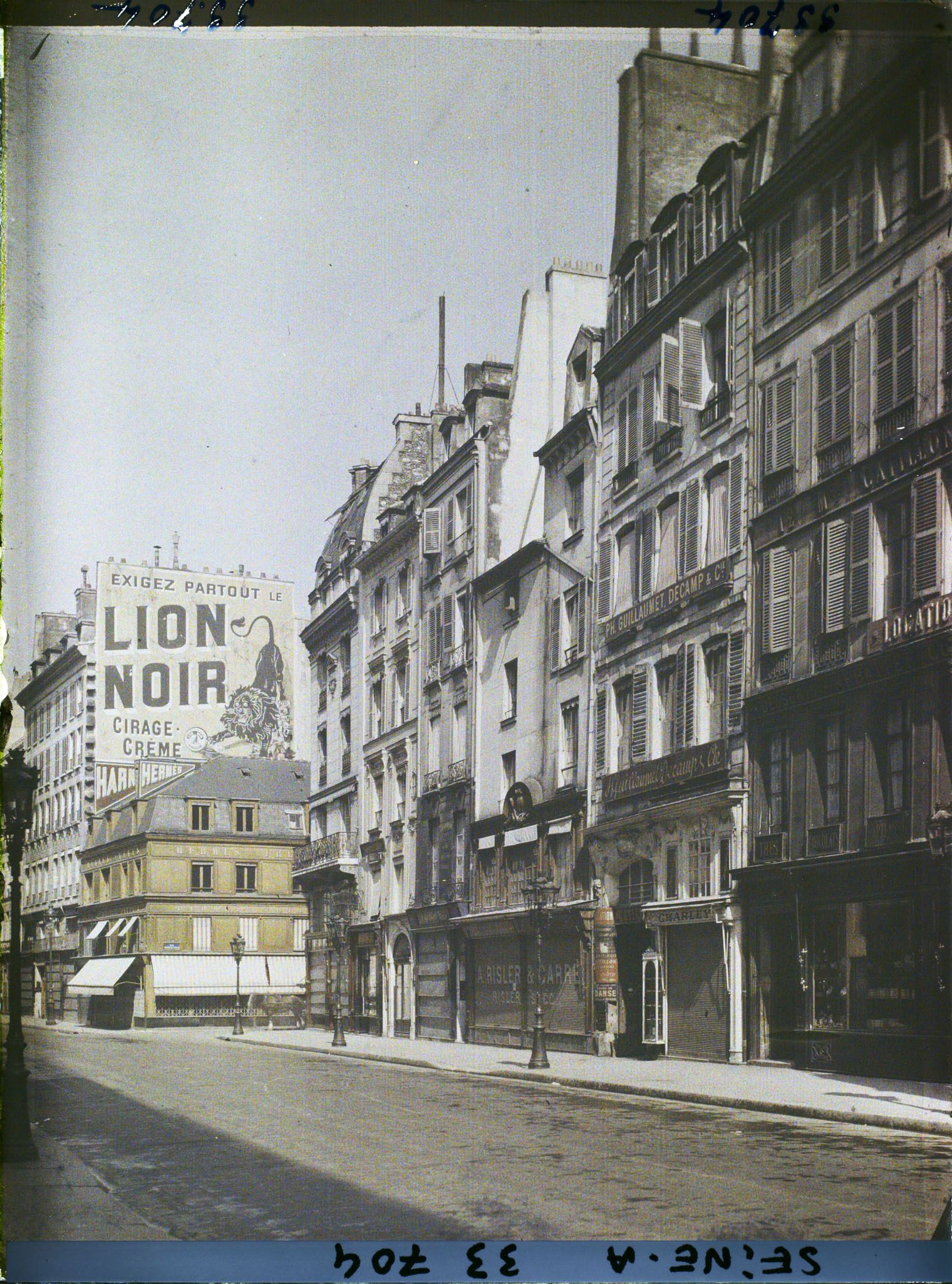 Image représentant La rue du Faubourg Saint-Honoré au niveau du numéro 14