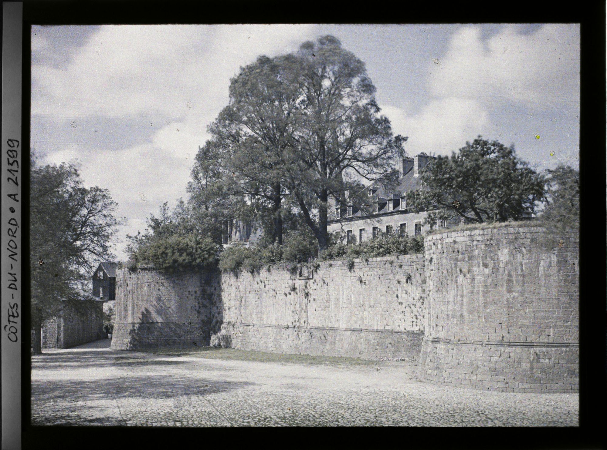 Image représentant Vestiges des remparts du château de Guingamp