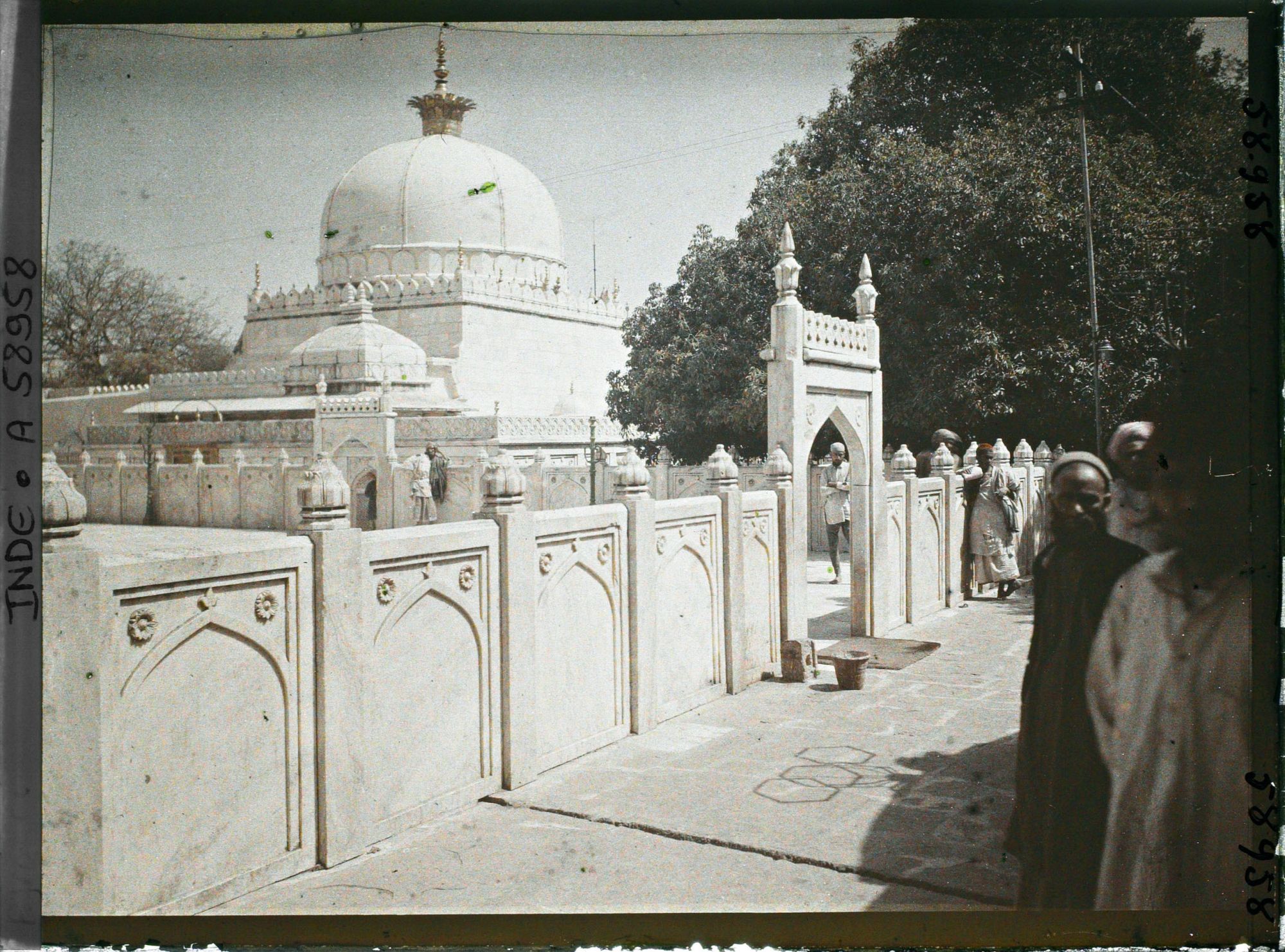 Image représentant Une cour près du mausolée du saint musulman Khaja-ud-Din Chishti dans le dargâh Sharif