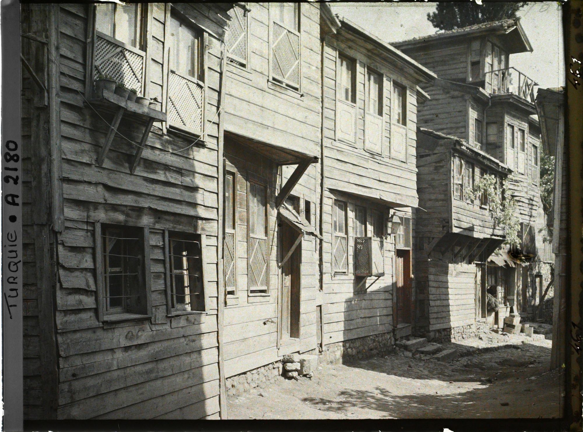 Image représentant Rue bordée de maisons en bois dans le quartier de Kasimpasa