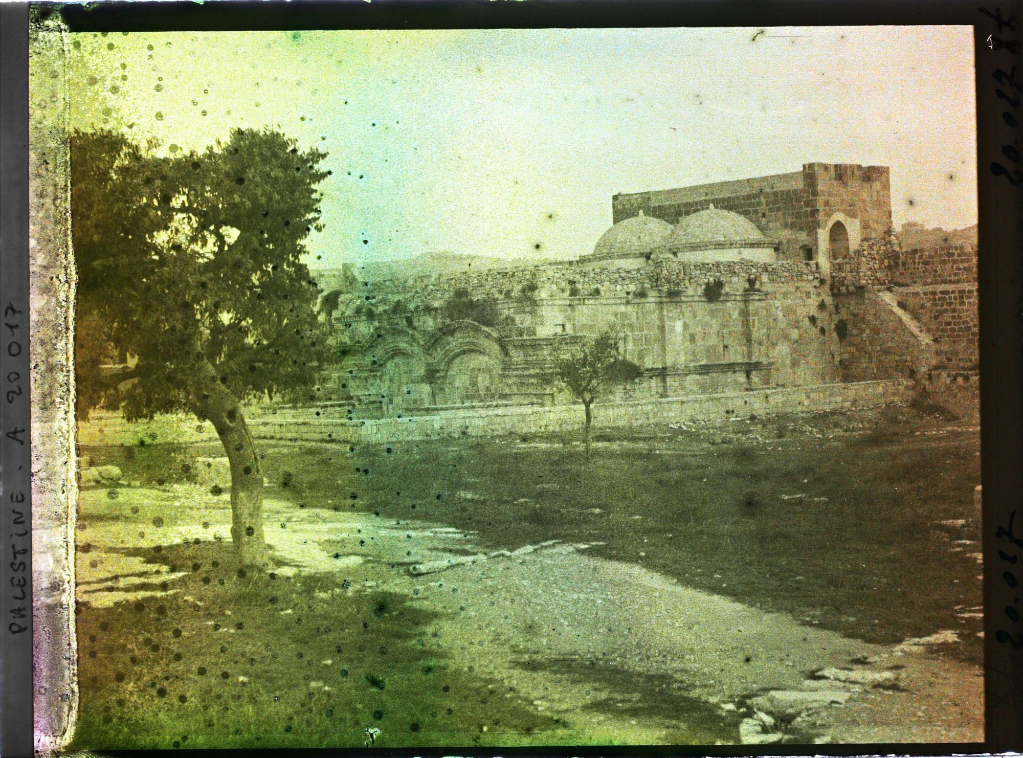 Image représentant La porte Dorée vue de l'intérieur des remparts