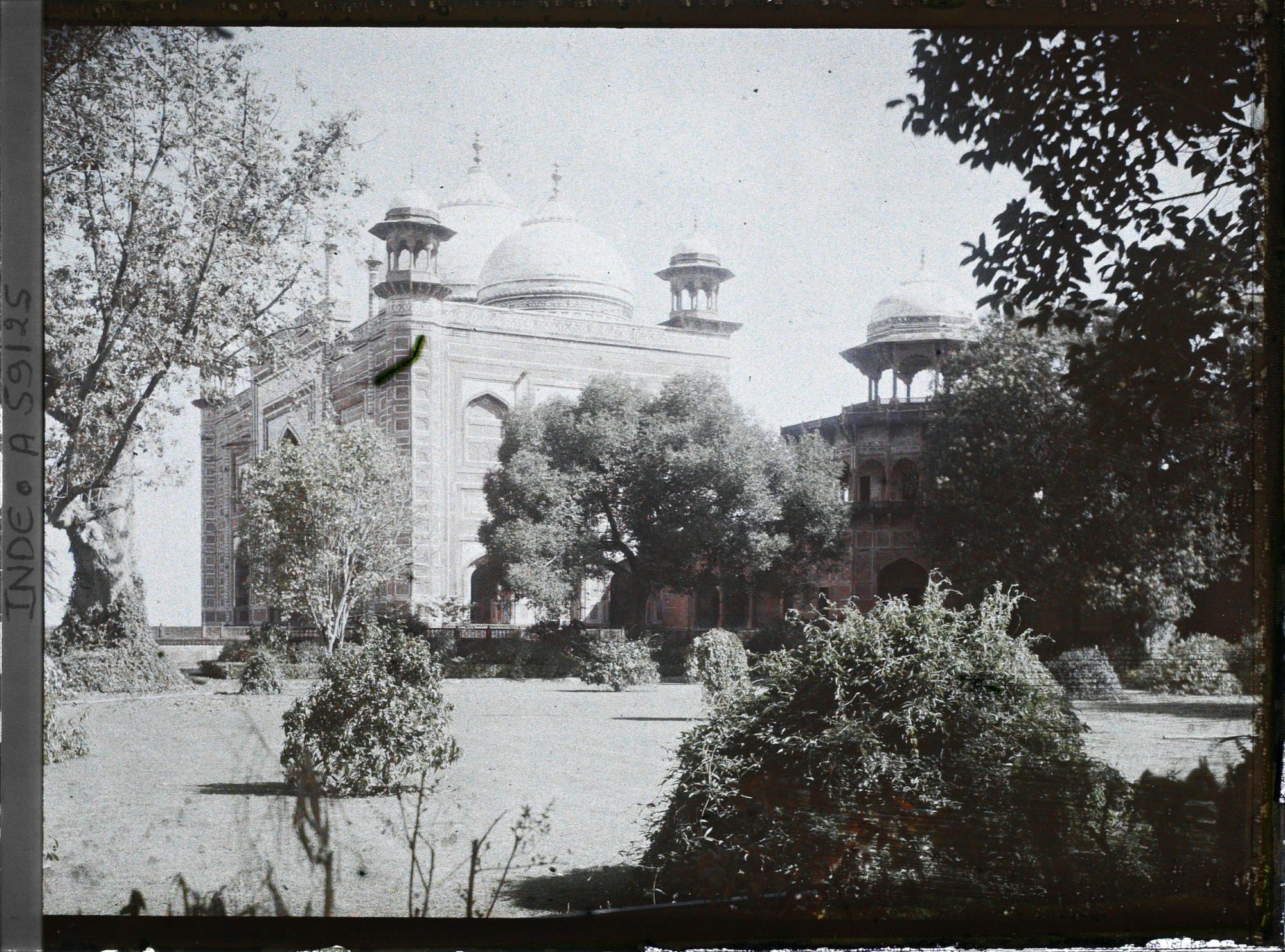Image représentant La maison d'hôte (mihman khana) et une partie des jardins du Taj Mahal