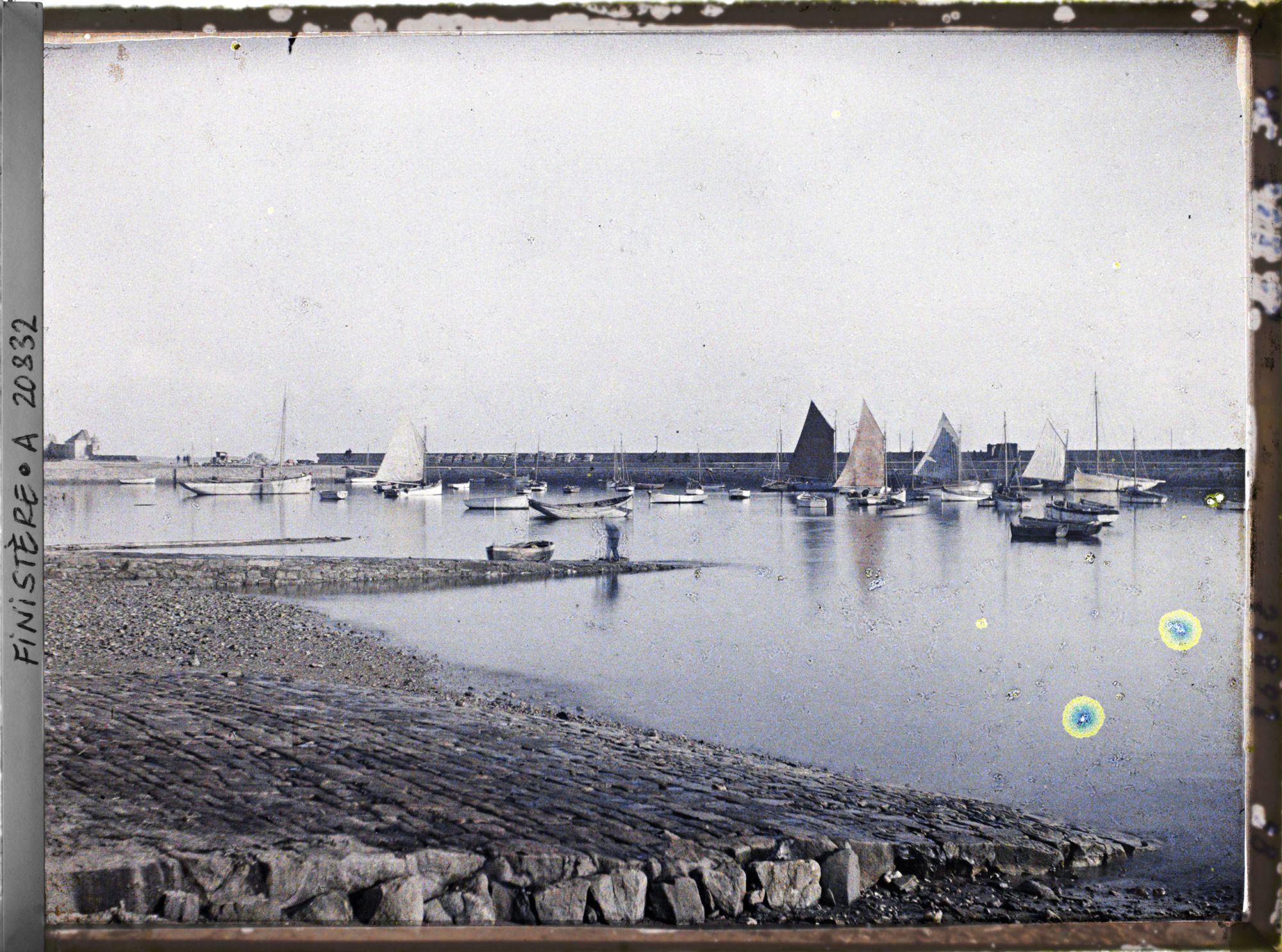 Image représentant Dans le port, le départ des bateaux pour la pêche