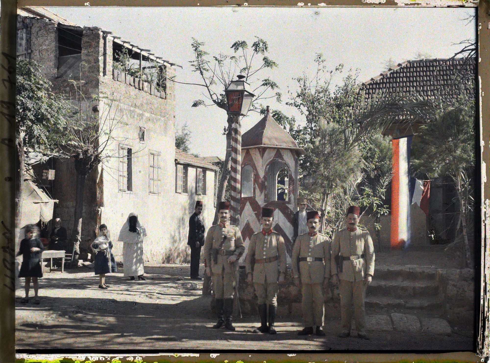 Image représentant Un poste de police pavoisé aux couleurs françaises