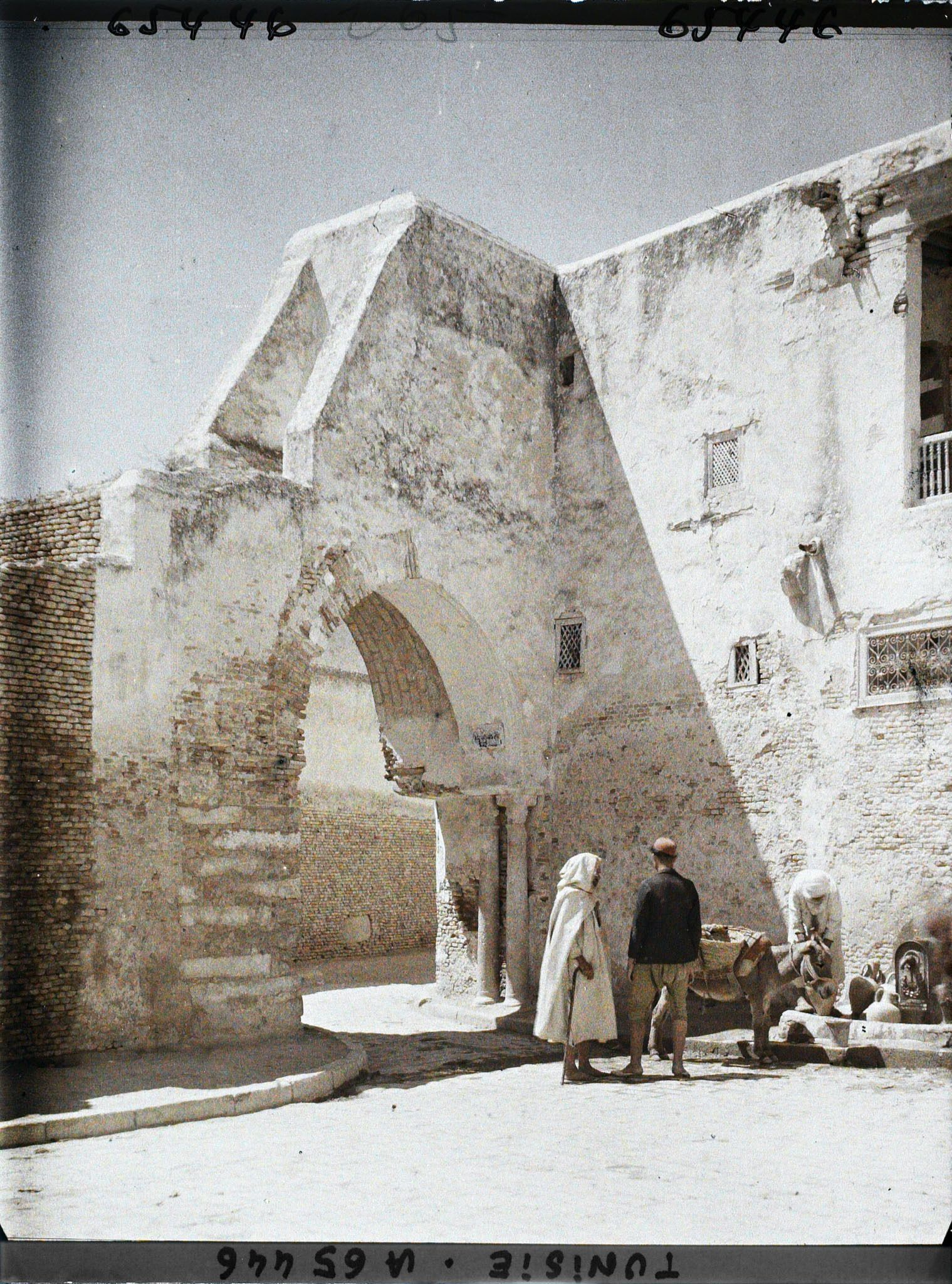 Image représentant Petite place près de la porte du Bey