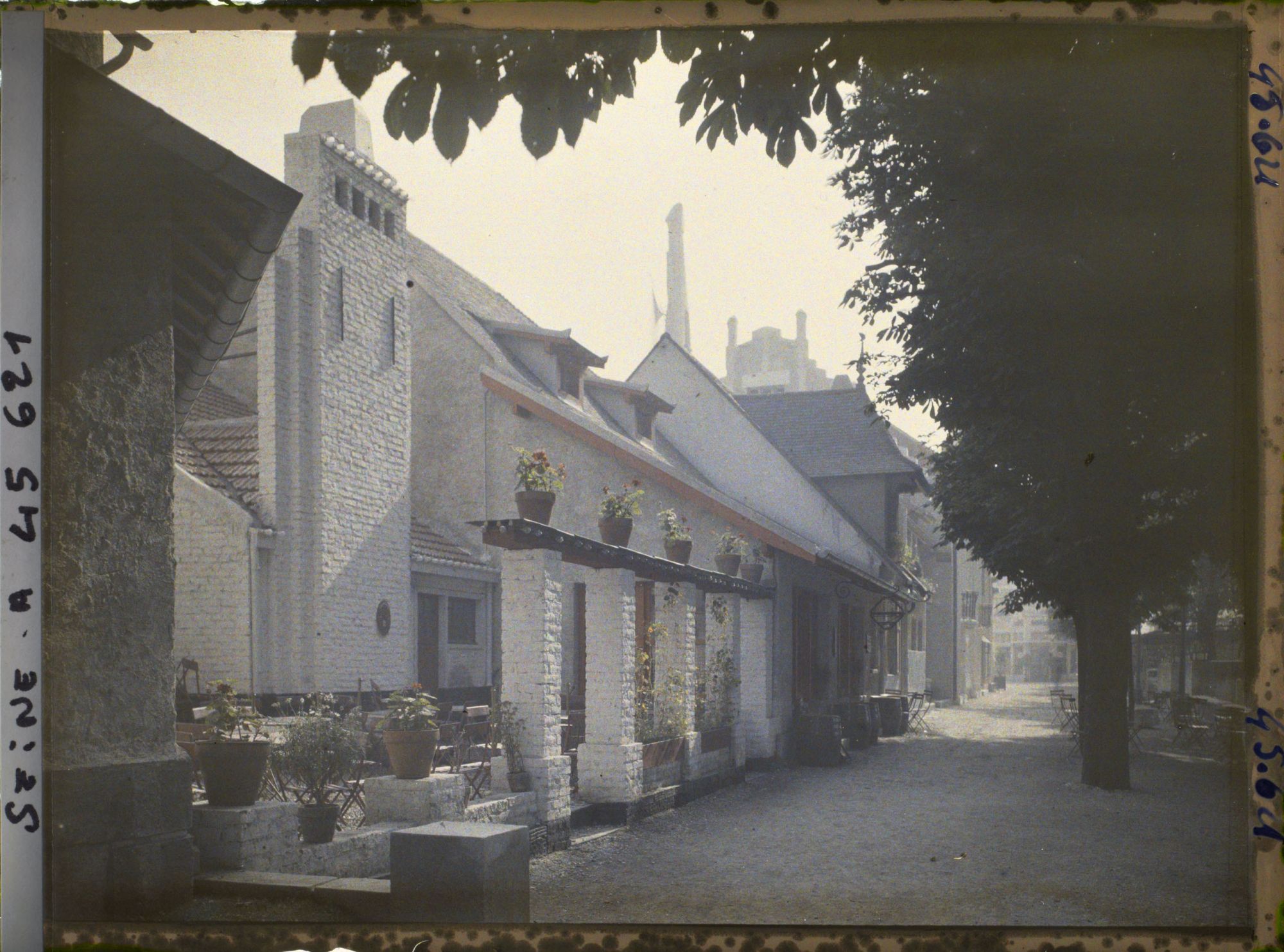 Image représentant L'Exposition des arts décoratifs, le Village français sous la direction de Charles Genuys, Le four et l'auberge La Potée lorraine