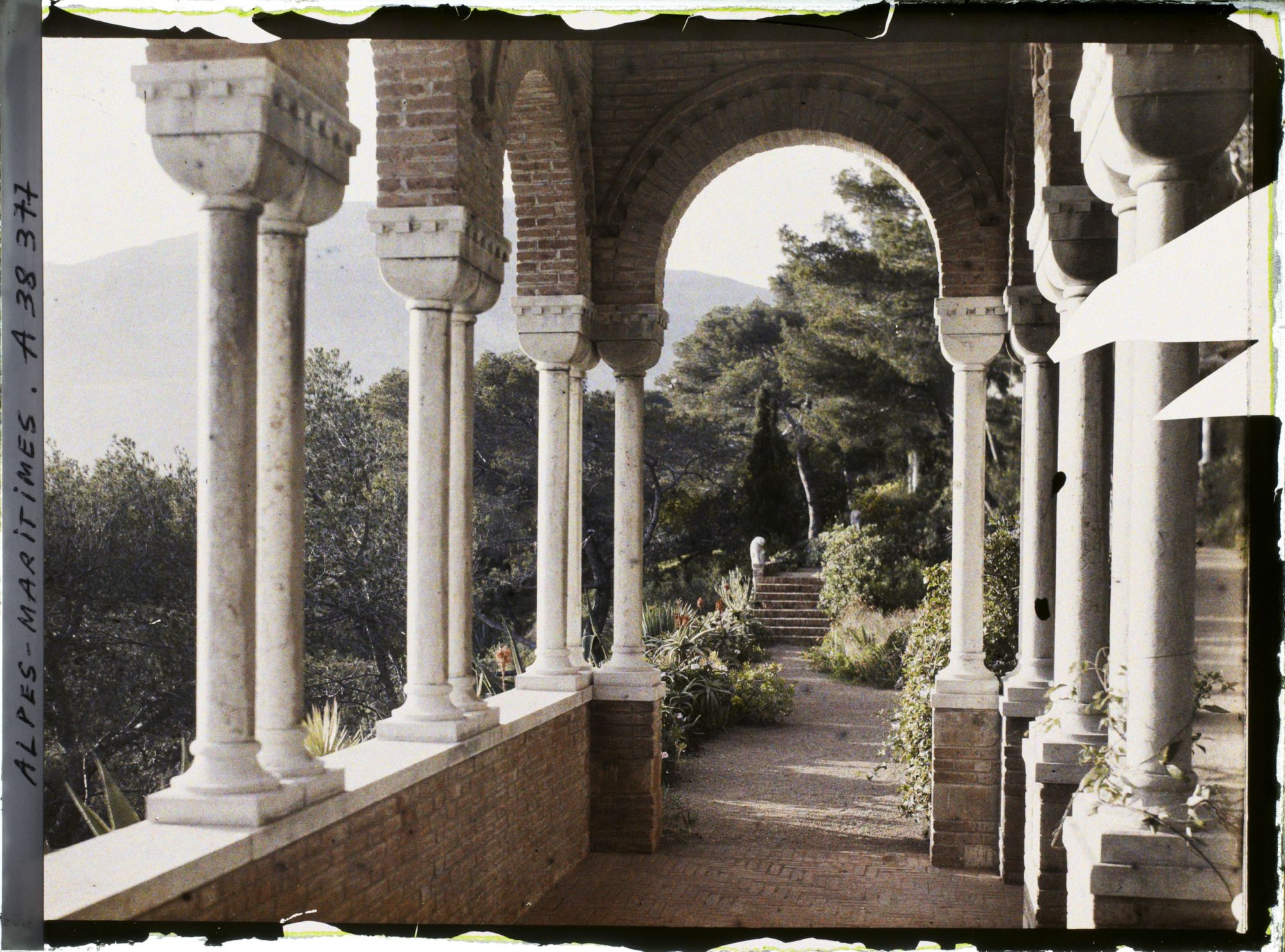 Image représentant Galerie byzantine du jardin de la villa Cypris, vue vers le nord-ouest
