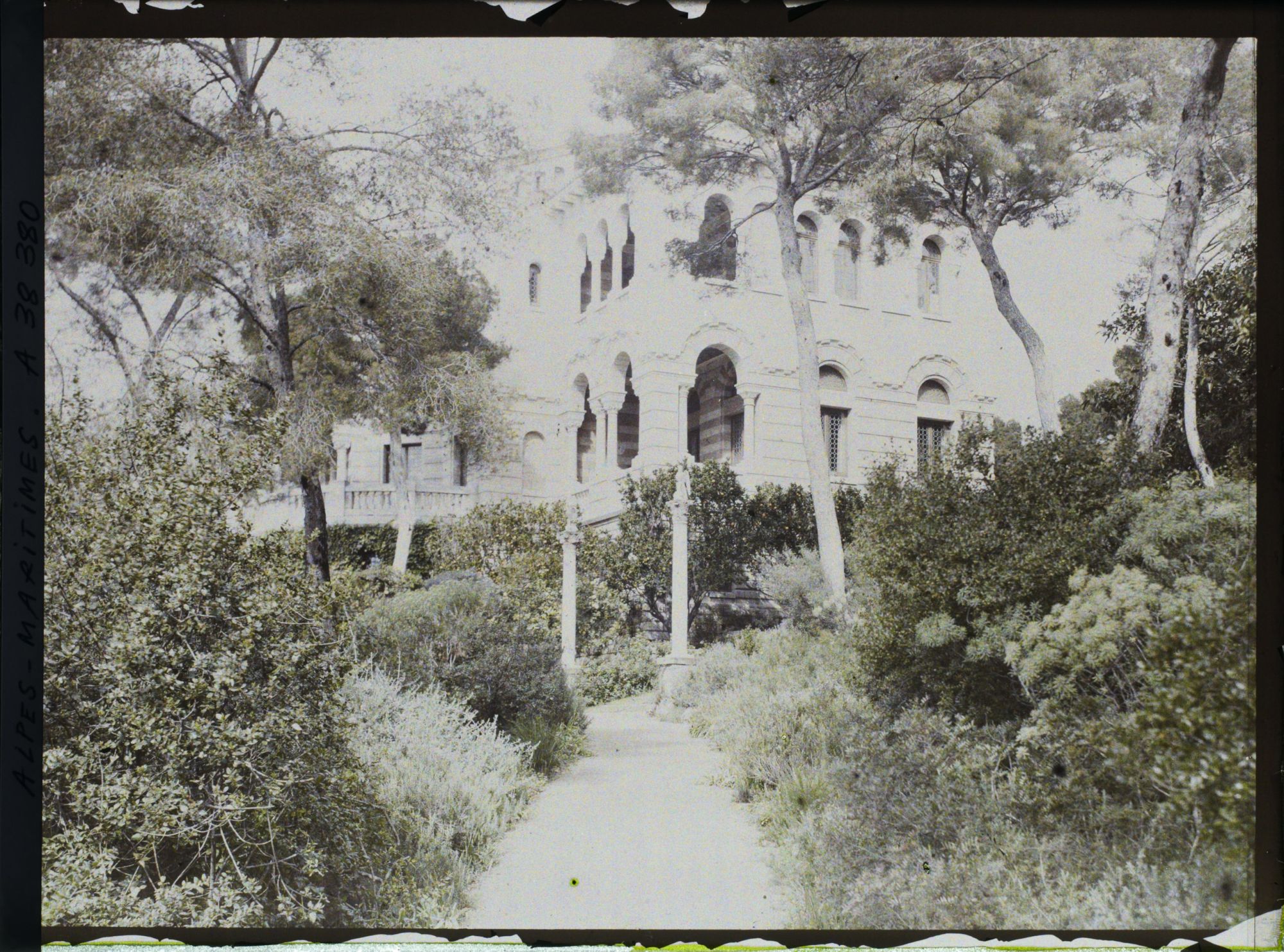 Image représentant Façade est de la villa Cypris, vue d'une allée du jardin