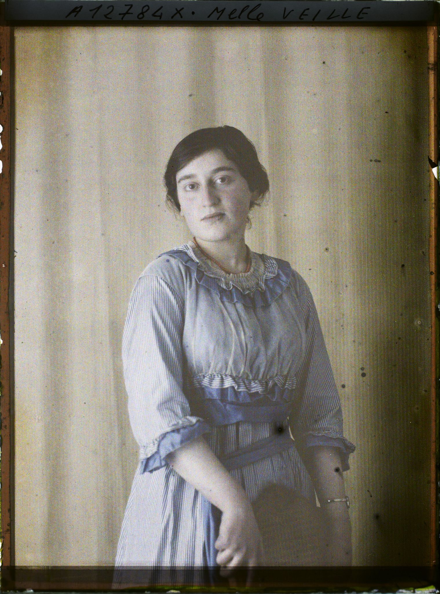 Image représentant https://musee-albert-kahn.s-museum.fr/home/NWQ2OTAwYzNmYjZlZTk1ZWQwODJmMjY4L2dlbmVyaWMtbm90aWNlLXRhYi9hdXRob3JpdHkvNjE3YTc5ZjVjZjhiODk2OGIzMzM3ZDIx/5d6900c3fb6ee95ed082f268/generic-notice-tab/authority/617a79ebcf8b8968b33379c1 Mademoiselle Veille