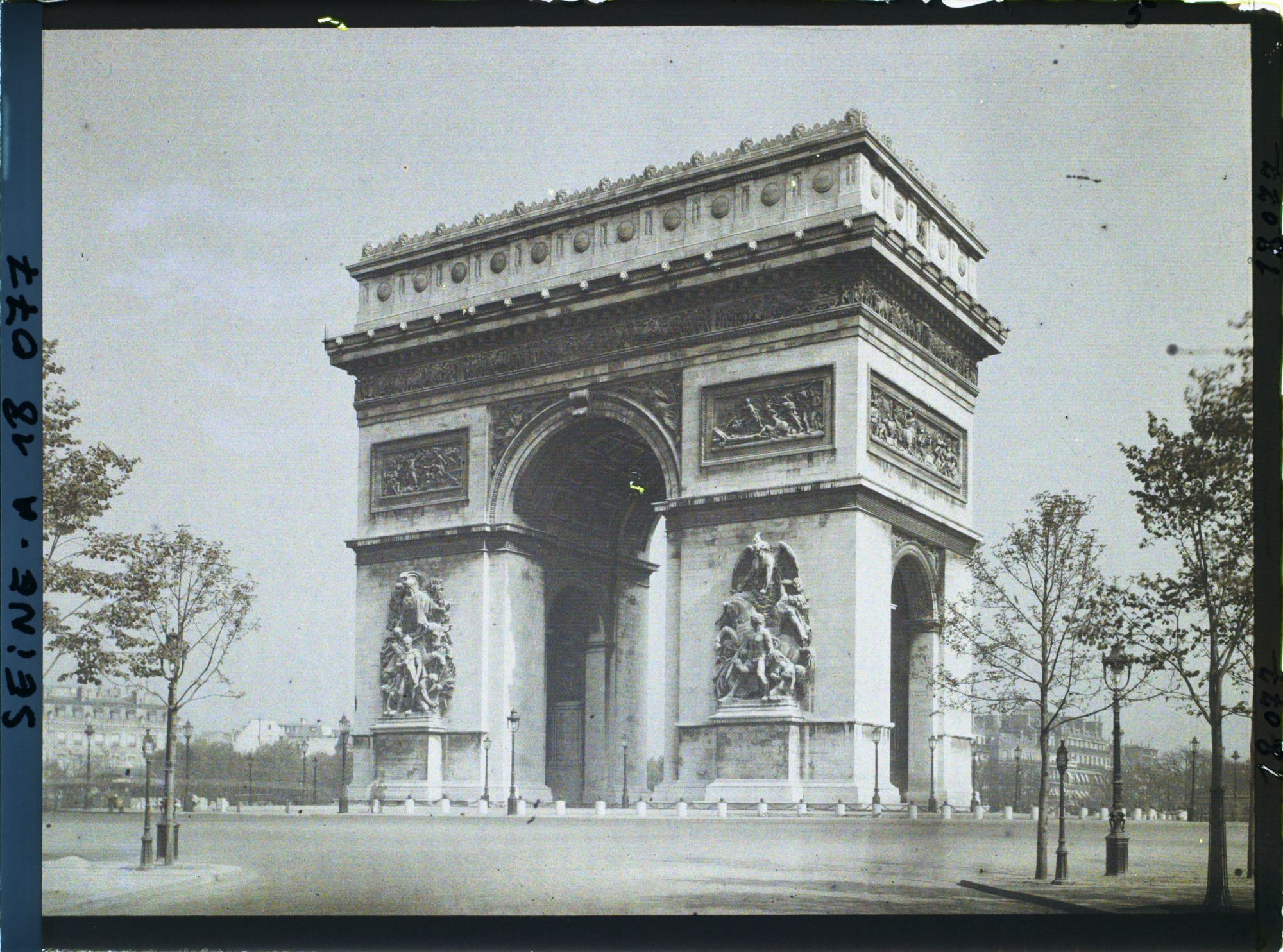 Image représentant L'arc de Triomphe place de l'Etoile vu de l'avenue Foch