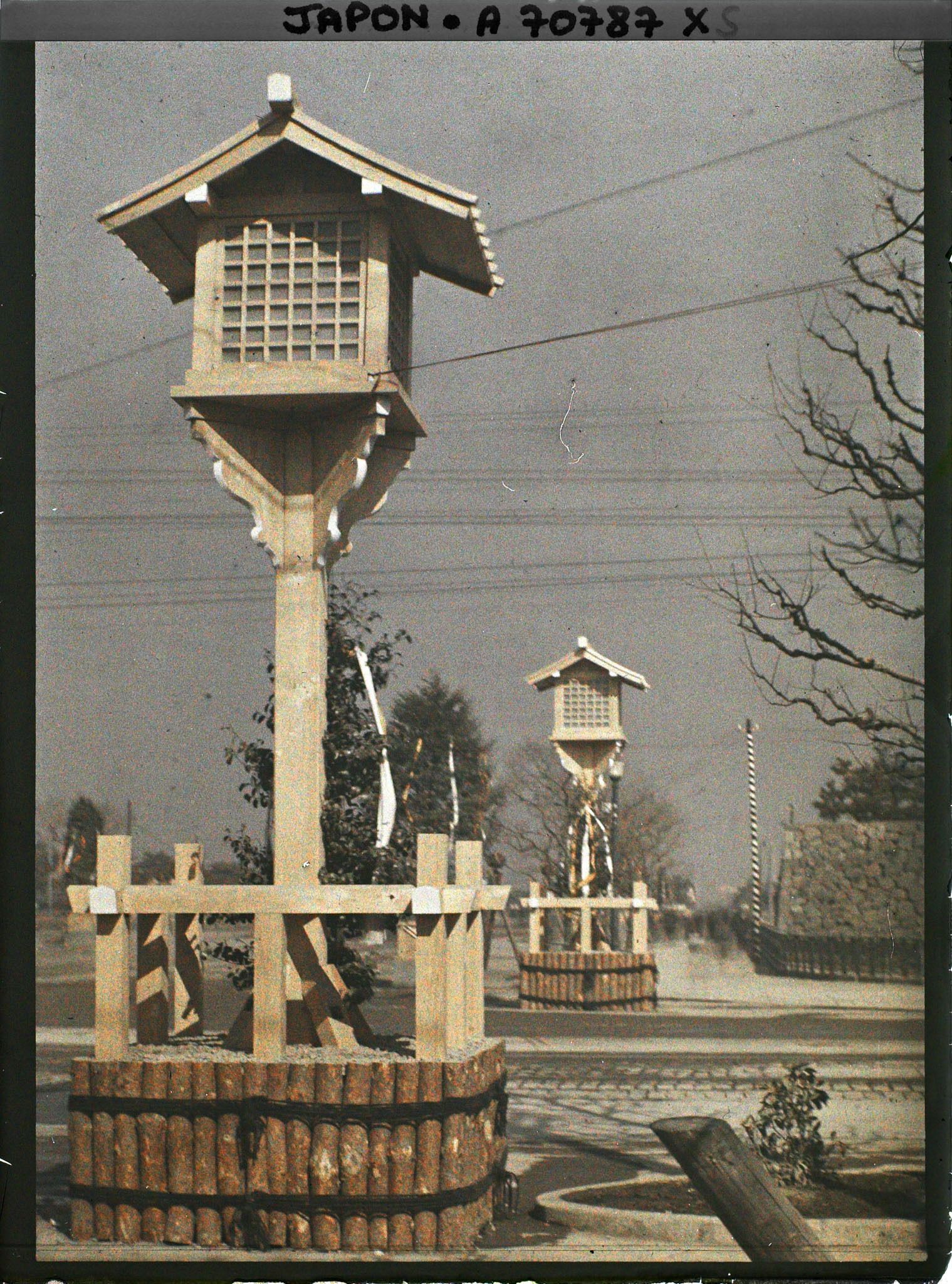 Image représentant Funérailles de l'Empereur Taisho-Tenno (Yoshihito), lanternes sur l'esplanade du palais impérial
