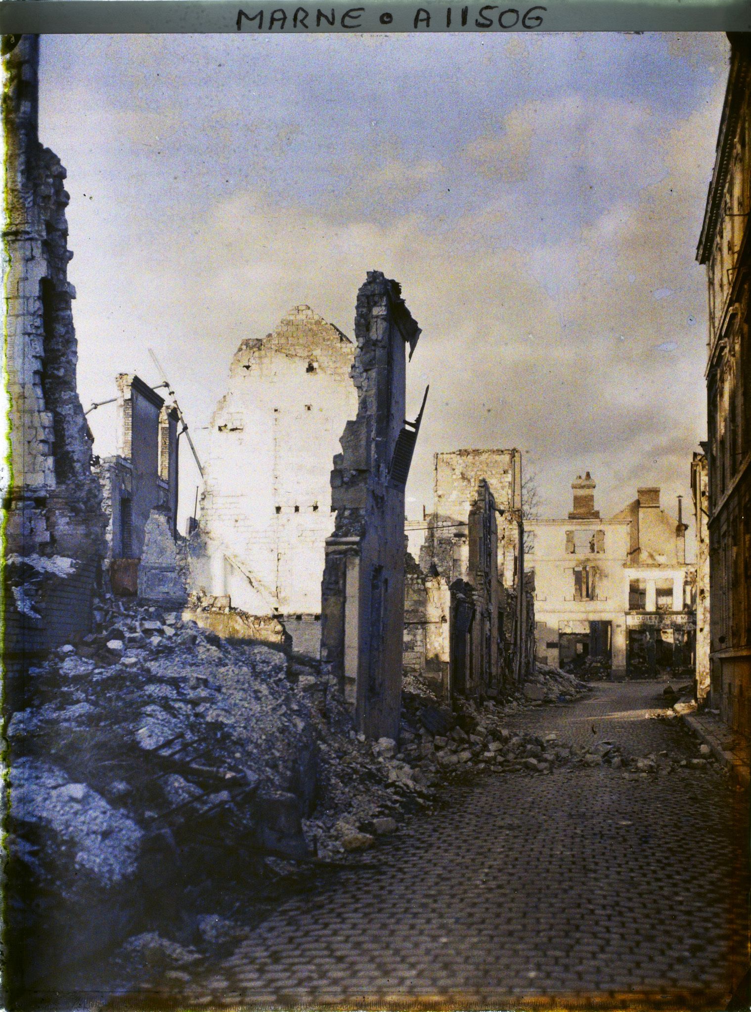 Image représentant Ruines, rue de l'Isle au coucher du soleil