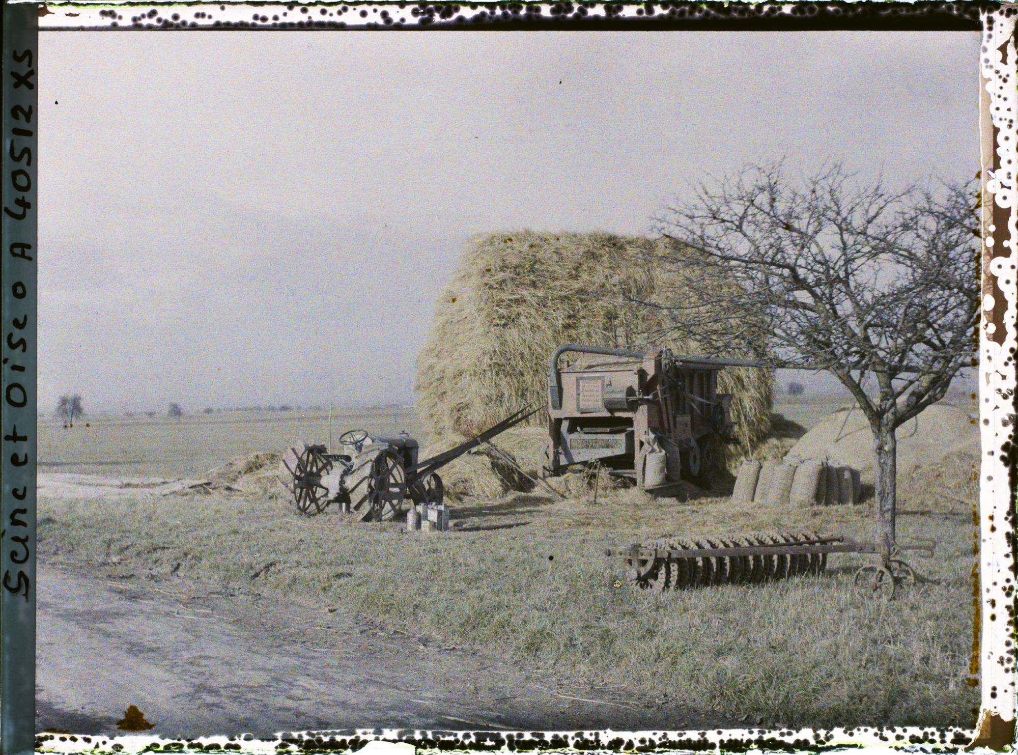 Image représentant France, Les Clayes, Une batteuse