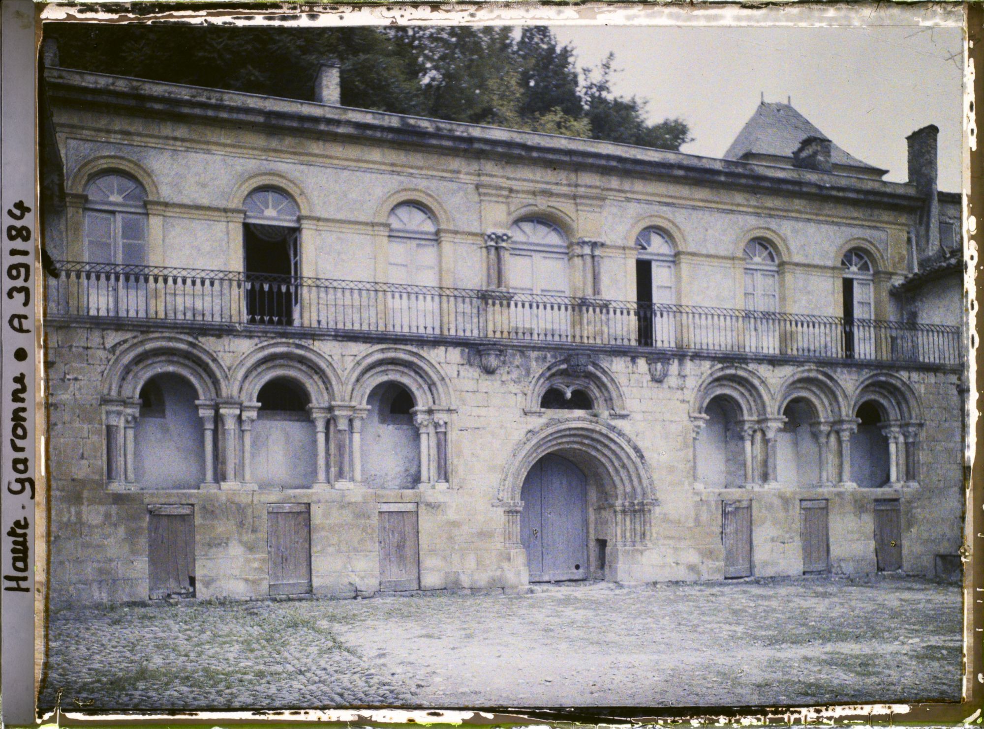 Image représentant France, St Martory, Cloître de Bonnefont vu d'ensemble (XIIe et XIIIe s.)