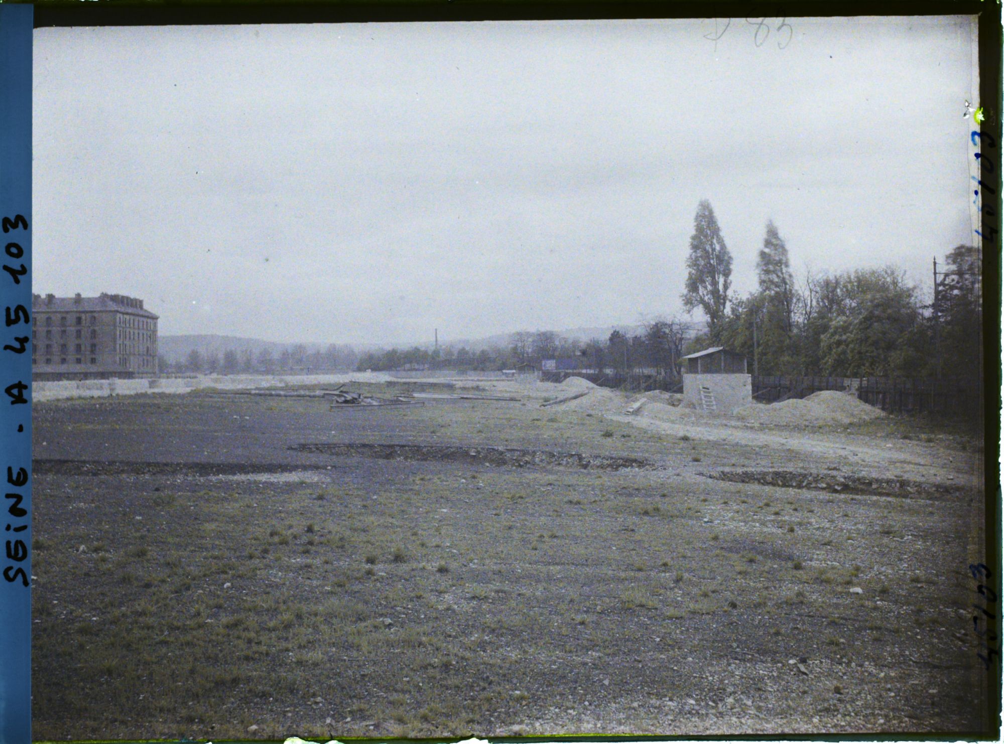 Image représentant L'emplacement des anciennes fortifications vers la porte de Molitor, en direction de la Seine
